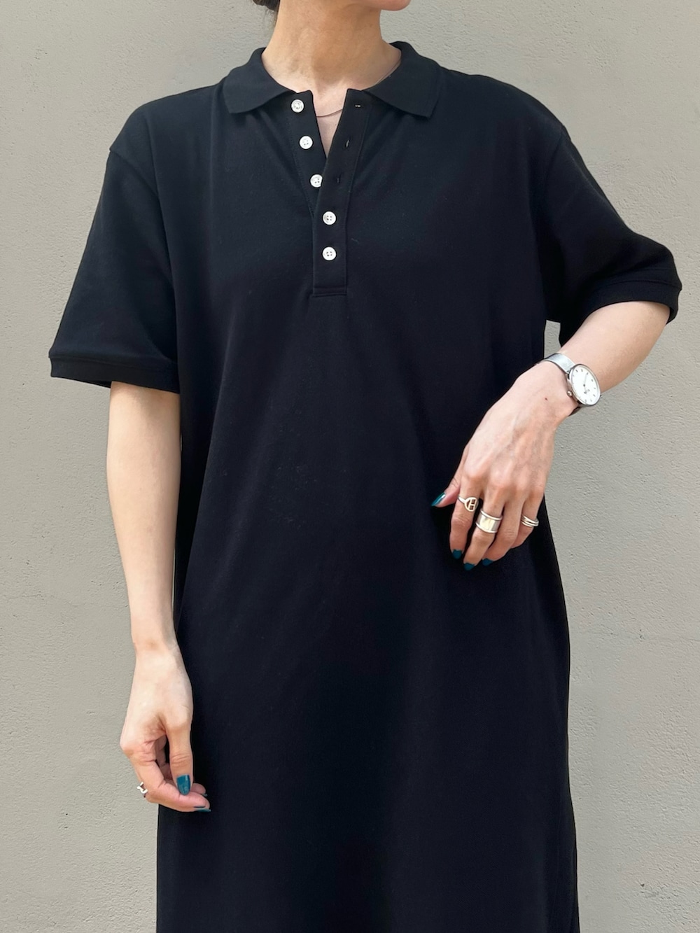 「大人カジュアル、きれいめカジュアル、シンプル、シンプルコーデ、プチプラ、プチプラコーデ、春コーデ、夏コーデ、ワンピース、ポロシャツワンピース、オールブラック、ポロシャツ、Samansa Mos2 blue、Dr.Martens、ローファー」｜「sm2rhythmのカノコポロワンピース（ワンピース、ブラック系）」を使った、miyaさん（骨格ウェーブ・レディース・158cm）の春コーディネートの3枚目の写真