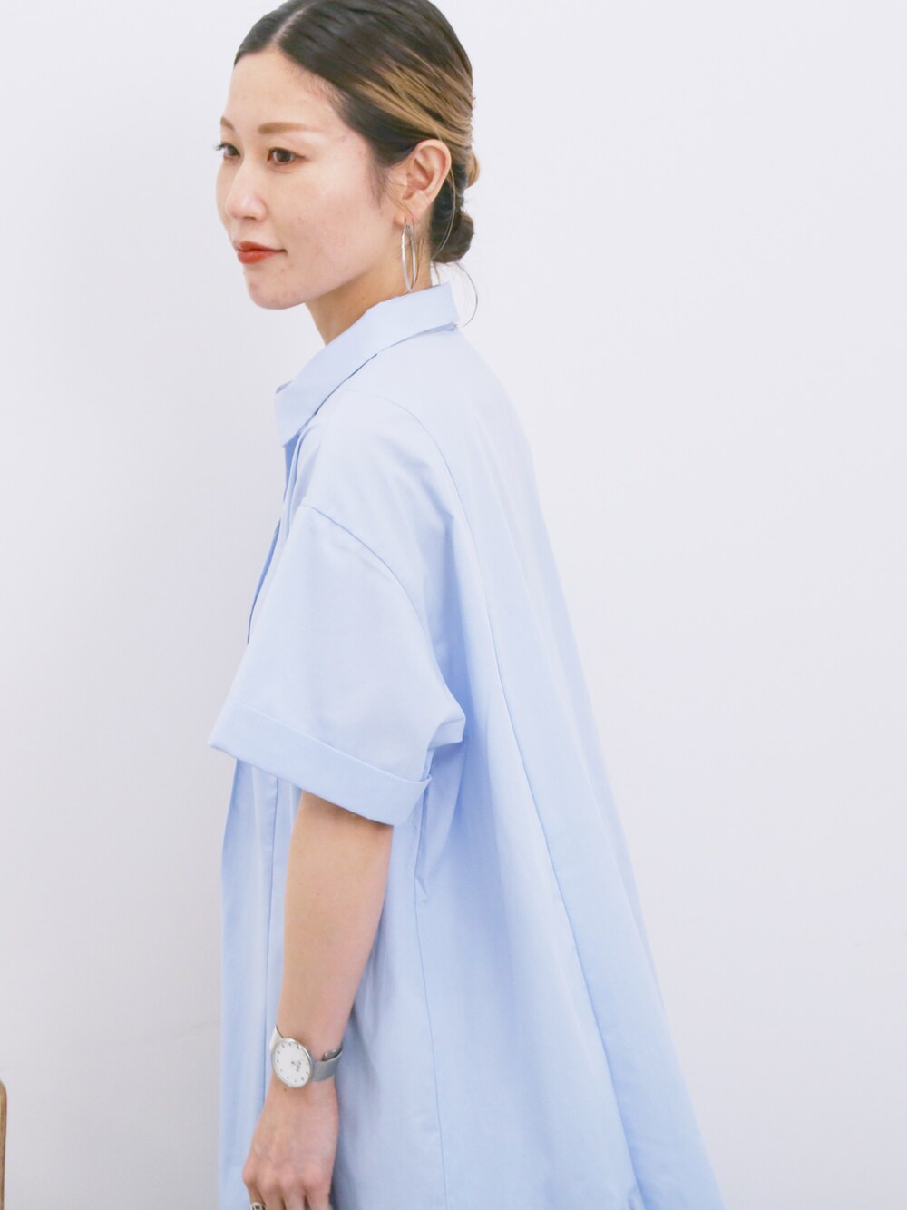 「大人カジュアル、きれいめカジュアル、シンプル、シンプルコーデ、プチプラ、プチプラコーデ、夏コーデ、ワンピース、ワンピーススタイル、シャツワンピ、ティアードワンピース、トートバッグ、サンダル、Samansa Mos2 blue」｜「Samansa Mos2 blueのメタルプリントトート（ハンドバッグ、グレー系）」を使った、miyaさん（骨格ウェーブ・レディース・158cm）の夏コーディネートの4枚目の写真