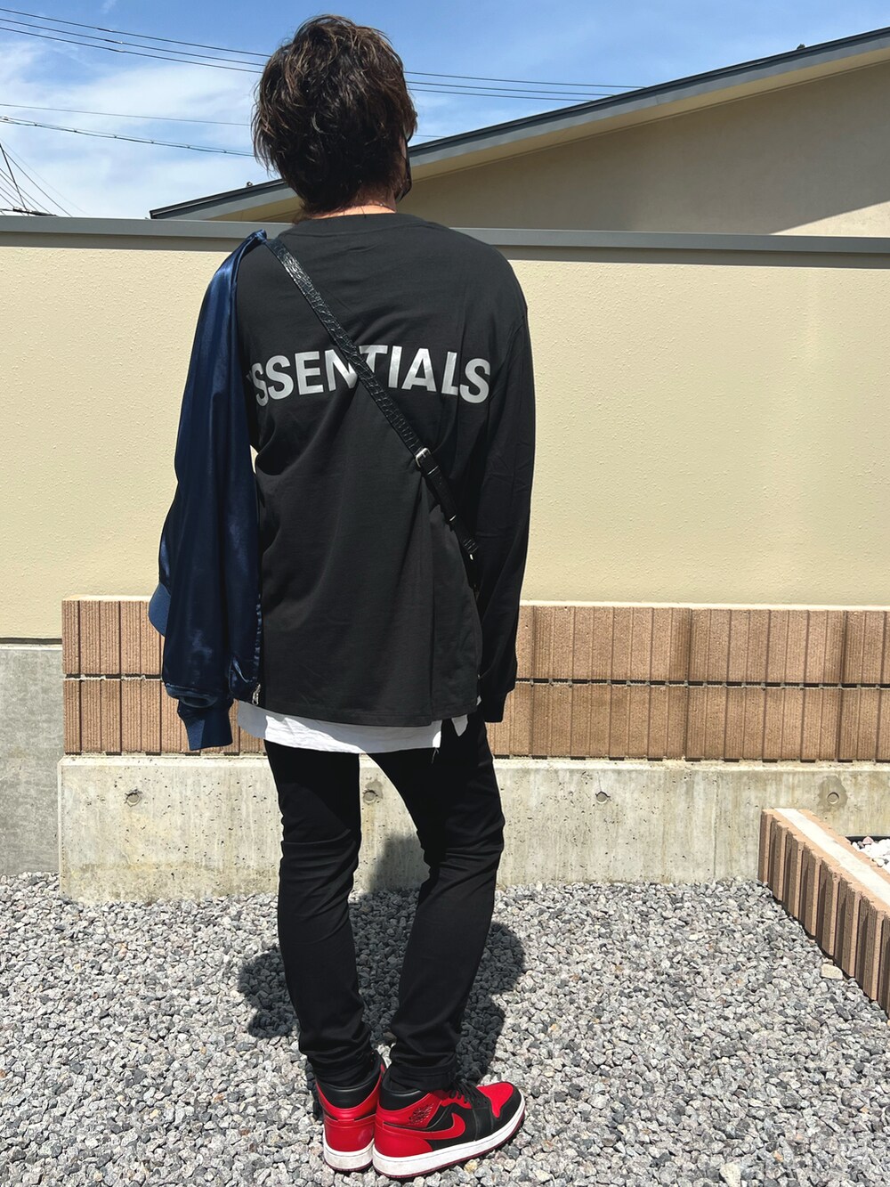 ブラック系のTシャツ/カットソー、ブルー系のブルゾン、ブラック系のショルダーバッグを着用したメンズの春コーディネートの2枚目の写真