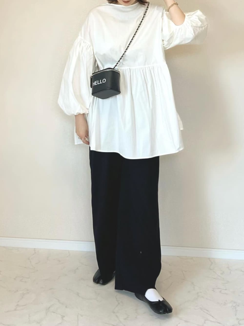 「休日スタイル、バニティバッグ、ミニバッグ、ミニショルダー、チェーンバッグ、マタニティ、チュニック、ブラウス、白ブラウス、モノトーン、足袋バレエ、バレエシューズ、春コーデ」|「&. NOSTALGIAの【美香さんコラボ】Helloミニバッグ(ショルダーバッグ、ブラック系)」を使った、haru さん(レディース・162cm)の春コーディネートの2枚目の写真