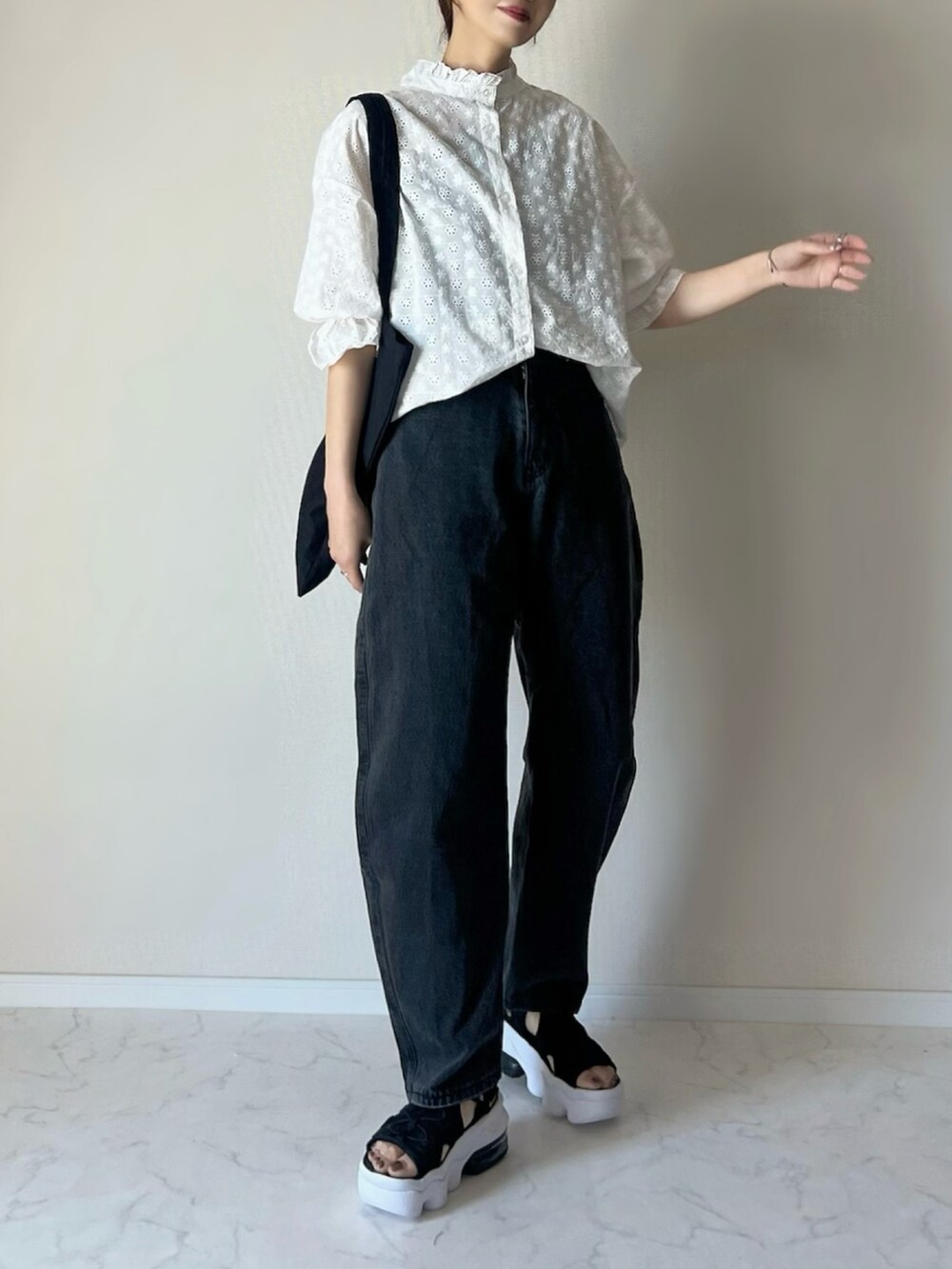 ホワイト系のシャツ/ブラウス、ブラック系のトートバッグ、ブラック系のその他パンツを着用したレディースの夏コーディネートの2枚目の写真