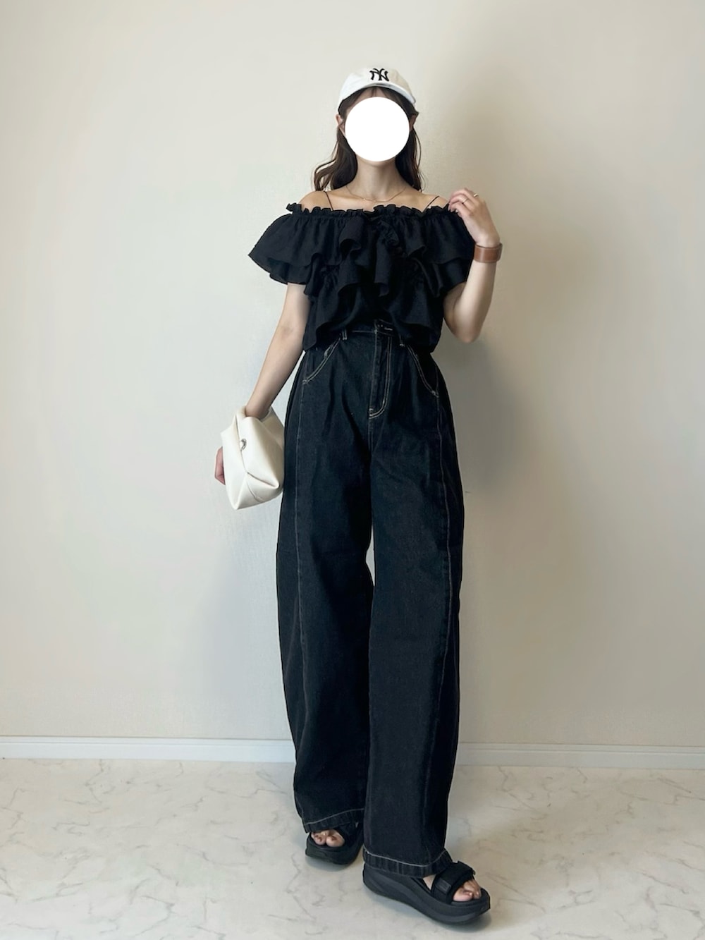 ブラック系のシャツ/ブラウス、ブラック系のデニムパンツ、ブラック系のサンダルを着用したレディースの春コーディネートの2枚目の写真