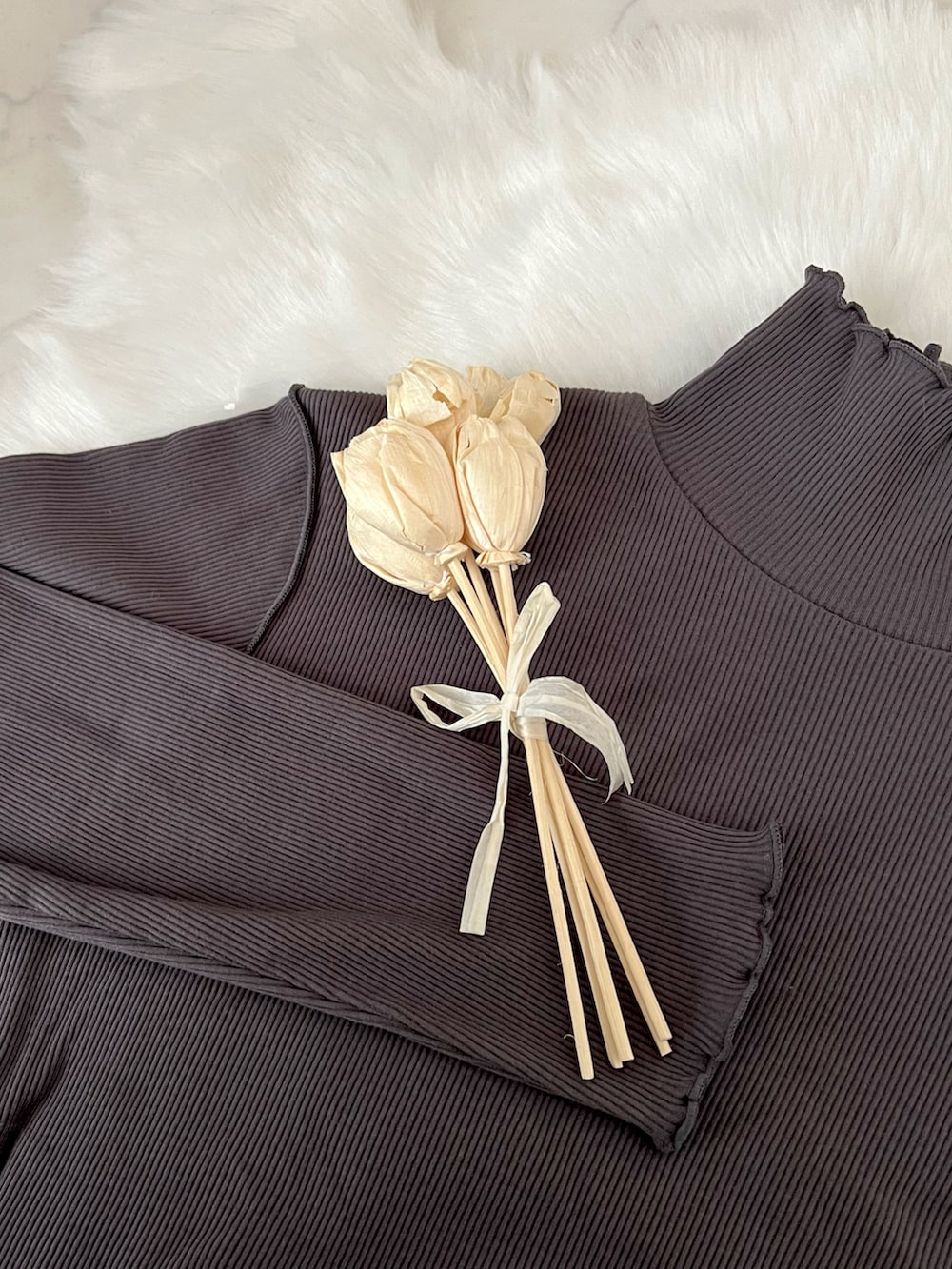 グレー系のTシャツ/カットソー、ブラック系のワンピース、ホワイト系のハンドバッグを着用したレディースの冬コーディネートの3枚目の写真