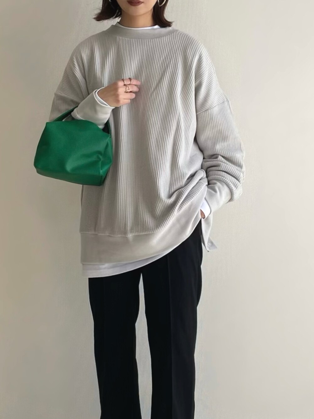 「ワッフル、グレー、カラー×コーデ、グリーン、差し色、ローファー、レイヤードスタイル、秋服準備はじめました、秋コーデ」｜「Javaの《JaVaジャバ コラボ》ワッフル素材でリラックス気分。2way楽しめるカーディガン。（カーディガン/ボレロ、グレー系）」を使った、haru さん（レディース・162cm）の夏コーディネートの2枚目の写真