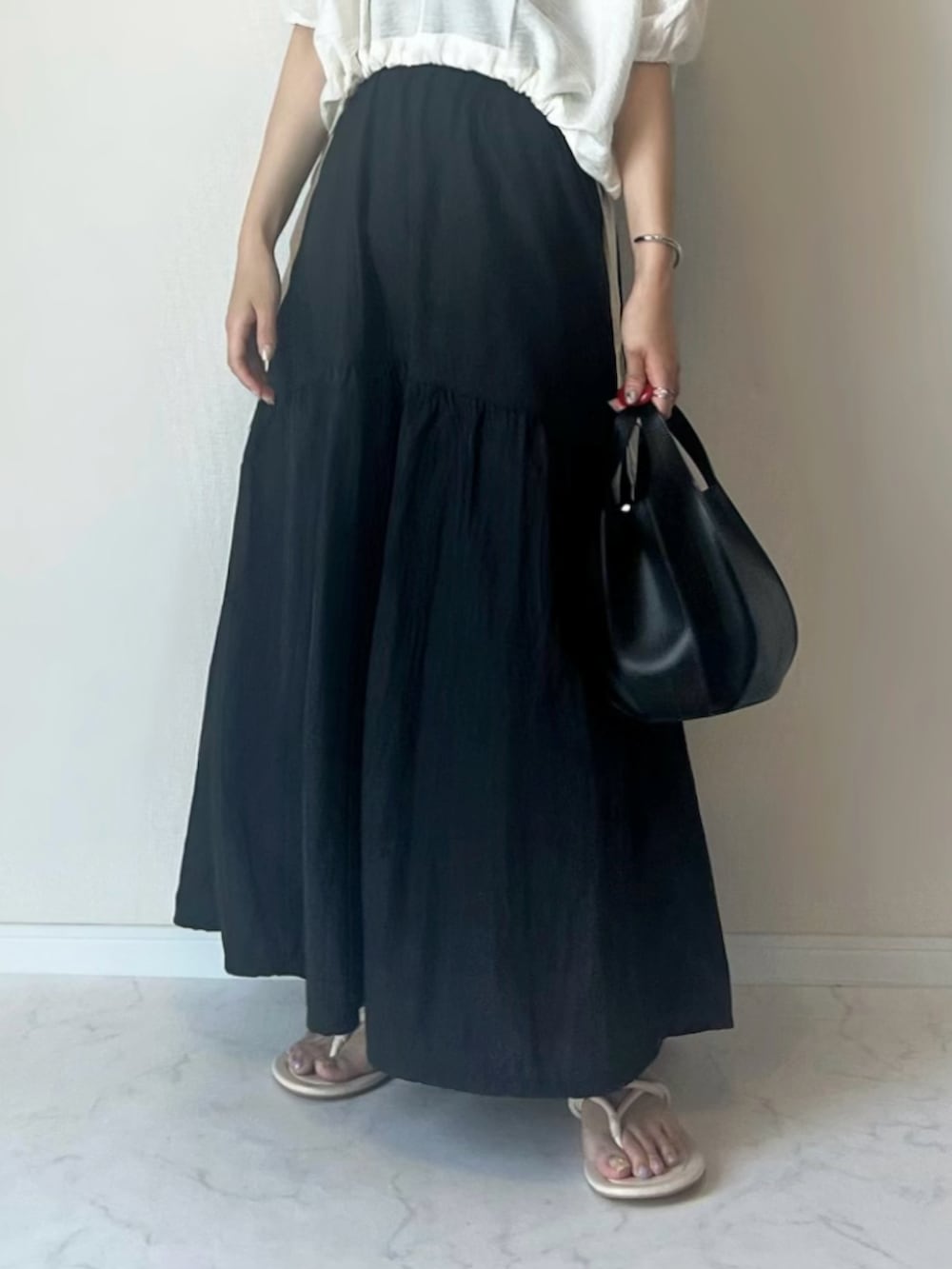 「ロングスカート、スカート、フレアスカート、ティアードスカート、きれいめカジュアル、夏コーデ、シアートップス、サンダル」｜「TRENDLEのアイテム（スカート、ブラック系）」を使った、haru さん（レディース・162cm）の夏コーディネートの3枚目の写真