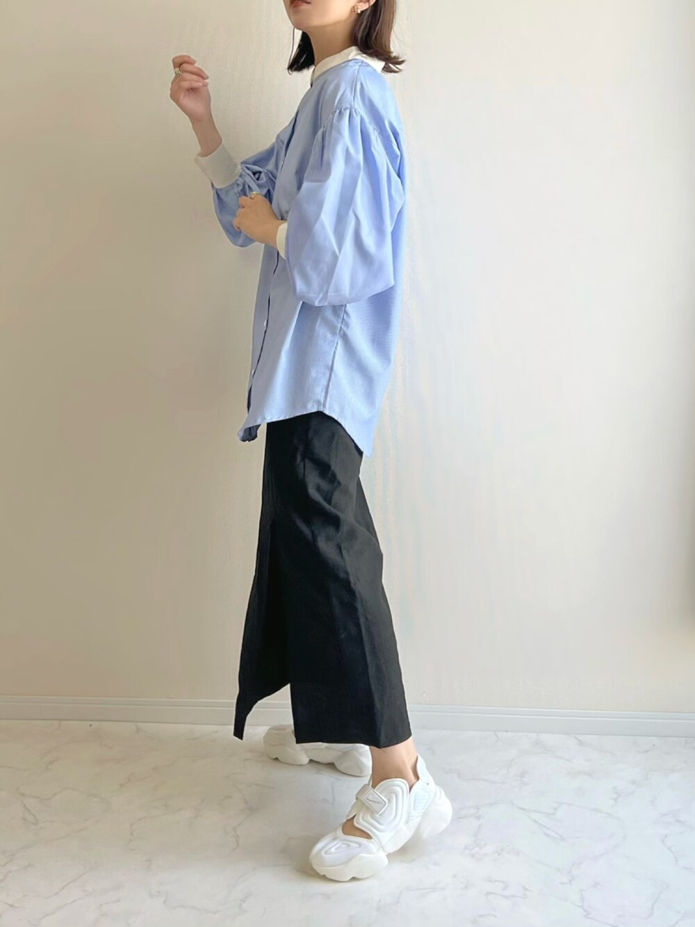 「ストライプ、フレアパンツ、カラー×コーデ、ブルー、バンドカラーシャツ、ボリューム袖、きれいめカジュアル、グルカサンダル、シャツスタイル」｜「She's Closetのバンドカラーボリュームスリーブ配色長袖ストライプシャツ（シャツ/ブラウス、ブルー系）」を使った、haru さん（レディース・162cm）の夏コーディネートの2枚目の写真