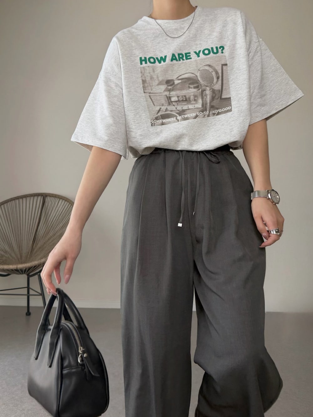 ベージュ系のTシャツ/カットソー、グレー系のその他パンツ、ブラック系のローファーを着用したレディースの春コーディネートの4枚目の写真