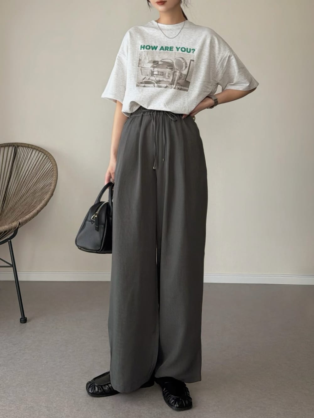ベージュ系のTシャツ/カットソー、グレー系のその他パンツ、ブラック系のローファーを着用したレディースの春コーディネートの3枚目の写真