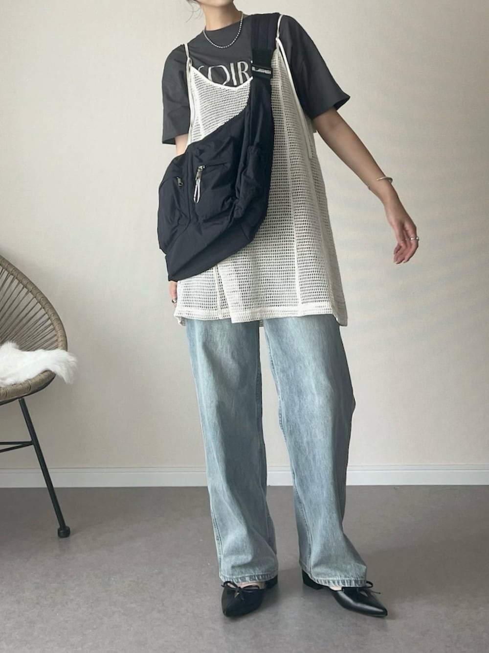 グレー系のTシャツ/カットソー、ホワイト系のキャミソール、ブルー系のデニムパンツを着用したレディースの秋コーディネートの2枚目の写真