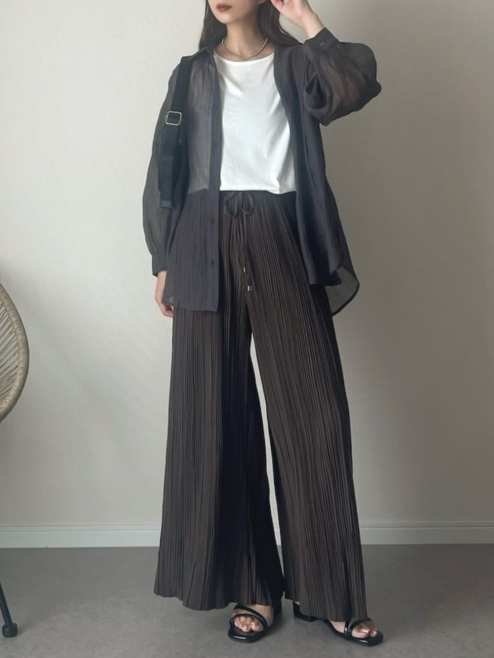 グレー系のシャツ/ブラウス、ホワイト系のタンクトップ、ブラック系のショルダーバッグを着用したレディースの夏コーディネートの2枚目の写真