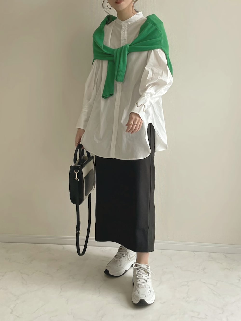 ホワイト系のシャツ/ブラウス、グリーン系のカーディガン/ボレロ、ホワイト系のトートバッグを着用したレディースの冬コーディネートの2枚目の写真