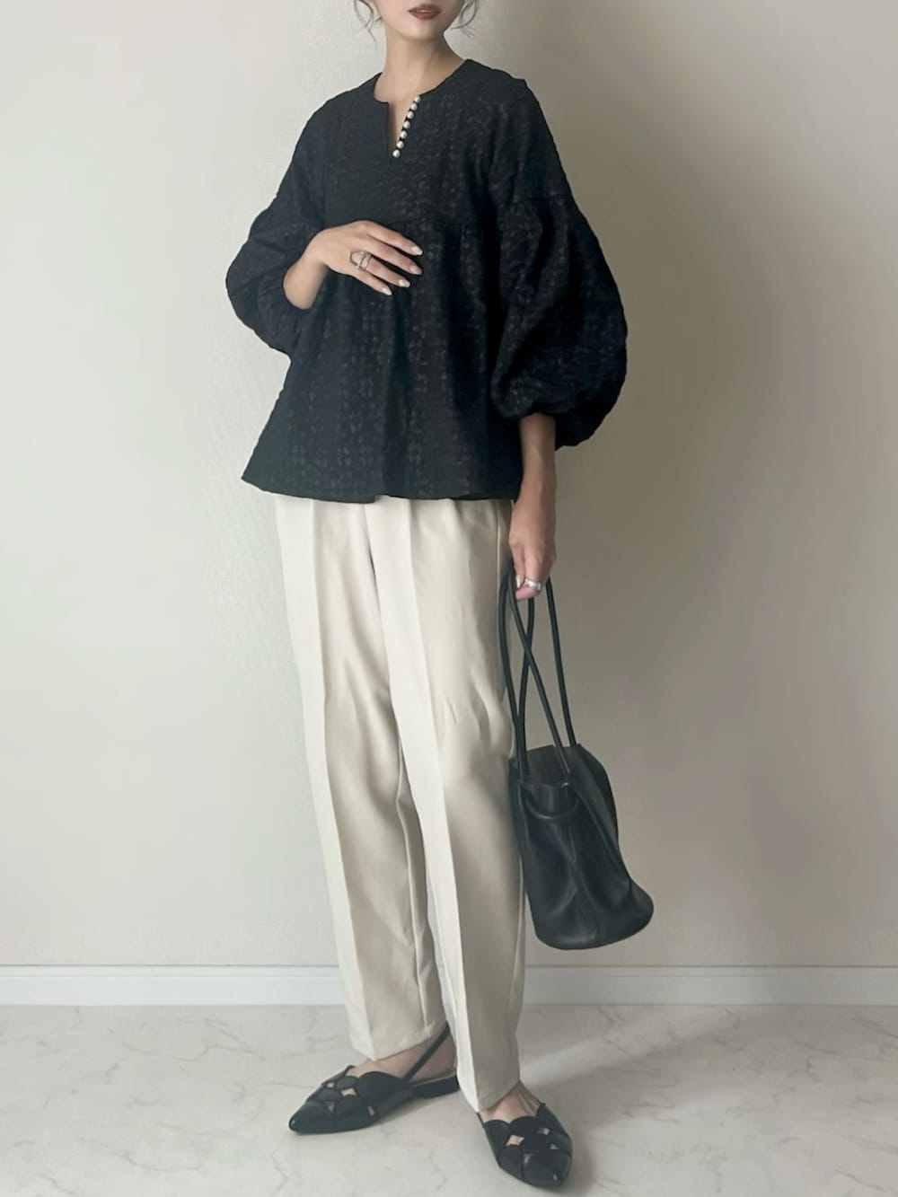 ブラック系のシャツ/ブラウス、ホワイト系のその他パンツ、ブラック系のサンダルを着用したレディースの秋コーディネートの2枚目の写真