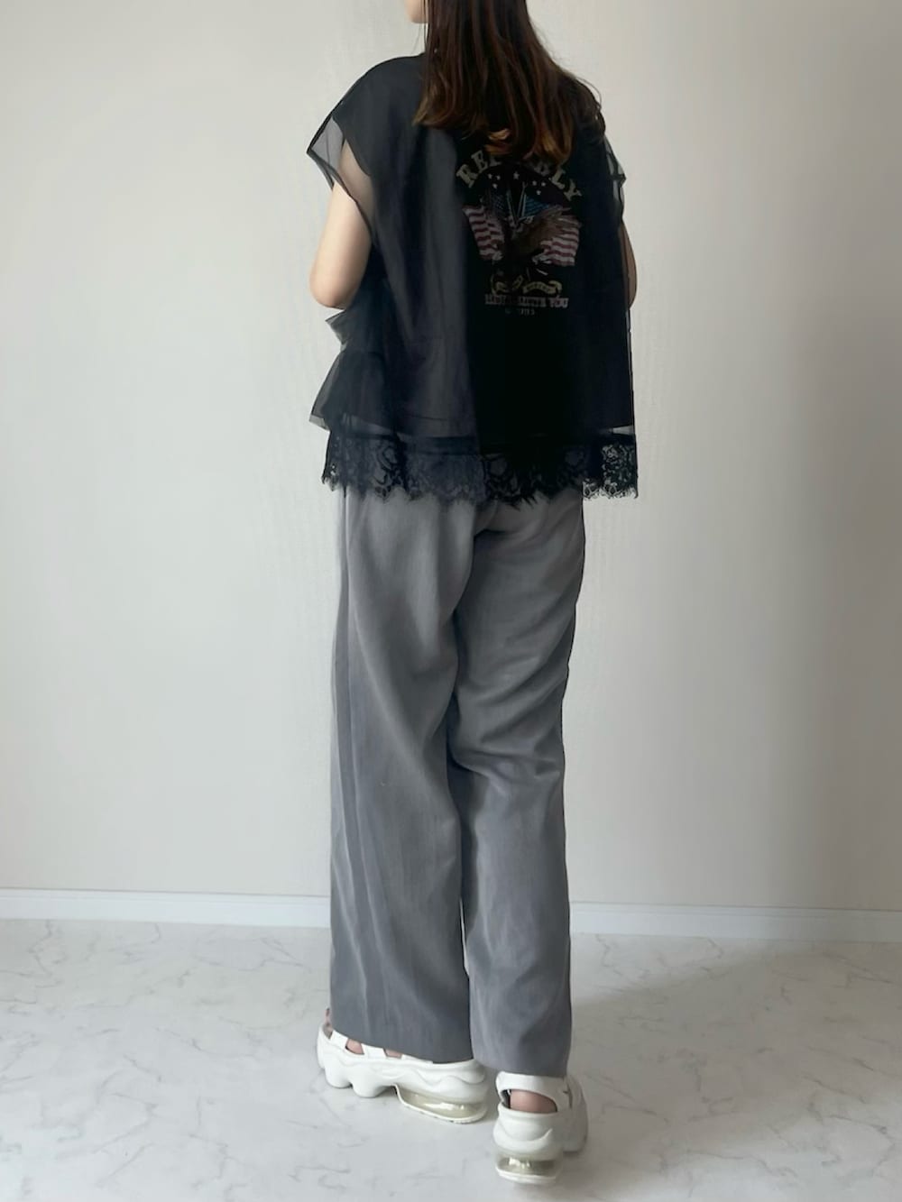 「夏ルックで気分アップ、Tシャツ、レイヤードスタイル、チュール、カジュアルスタイル、休日スタイル、お出かけコーデ、大人カジュアルコーデ、夏コーデ、ロックT、夏だ！Tシャツ着よう！」｜「Javaの《Javaジャバコラボ》チュールレイヤード＆グラフィックプリントTシャツ2点セットが嬉しい♪マルチウェイバックティアード レースチュール＆ロックT（Tシャツ/カットソー、その他）」を使った、haru さん（レディース・162cm）の夏コーディネートの4枚目の写真