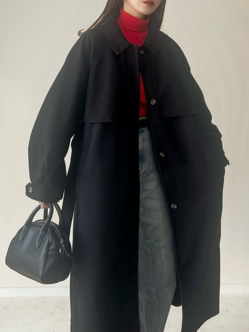 「冬コーデ、クリスマスに着たい服、お出かけコーデ、休日スタイル、ロングコート、冬アウター、赤ニット、タートルネック、デニム、ニット、テーマパークコーデ、赤、きれいめカジュアル」｜「classicalelfの360度上品魅せ。2wayスタンドカラーボリュームスリーブニットモッサトレンチコート（ステンカラーコート、ブラック系）」を使った、haru さん（レディース・162cm）の冬コーディネートの3枚目の写真