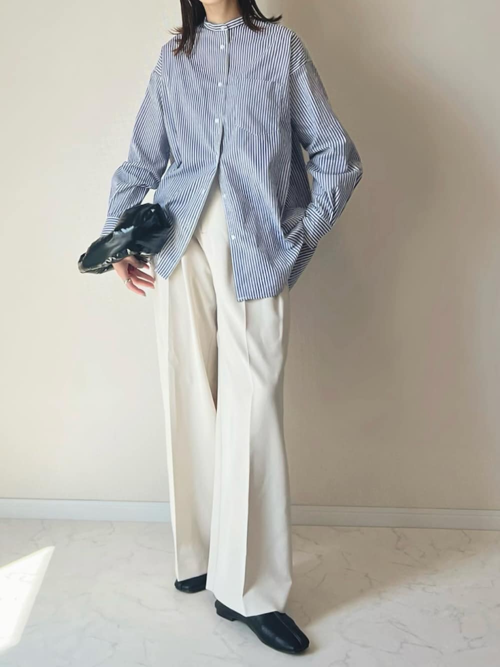 「シンプルコーデ、キレイめ、シャツスタイル、ストライプシャツ、ホワイトパンツ、白パンツ、春コーデ、ブラウス、きれいめカジュアル」｜「CRAFT STANDARD BOUTIQUEのバンドカラーシャツ　◆（シャツ/ブラウス、ブルー系）」を使った、haru さん（レディース・162cm）の春コーディネートの2枚目の写真