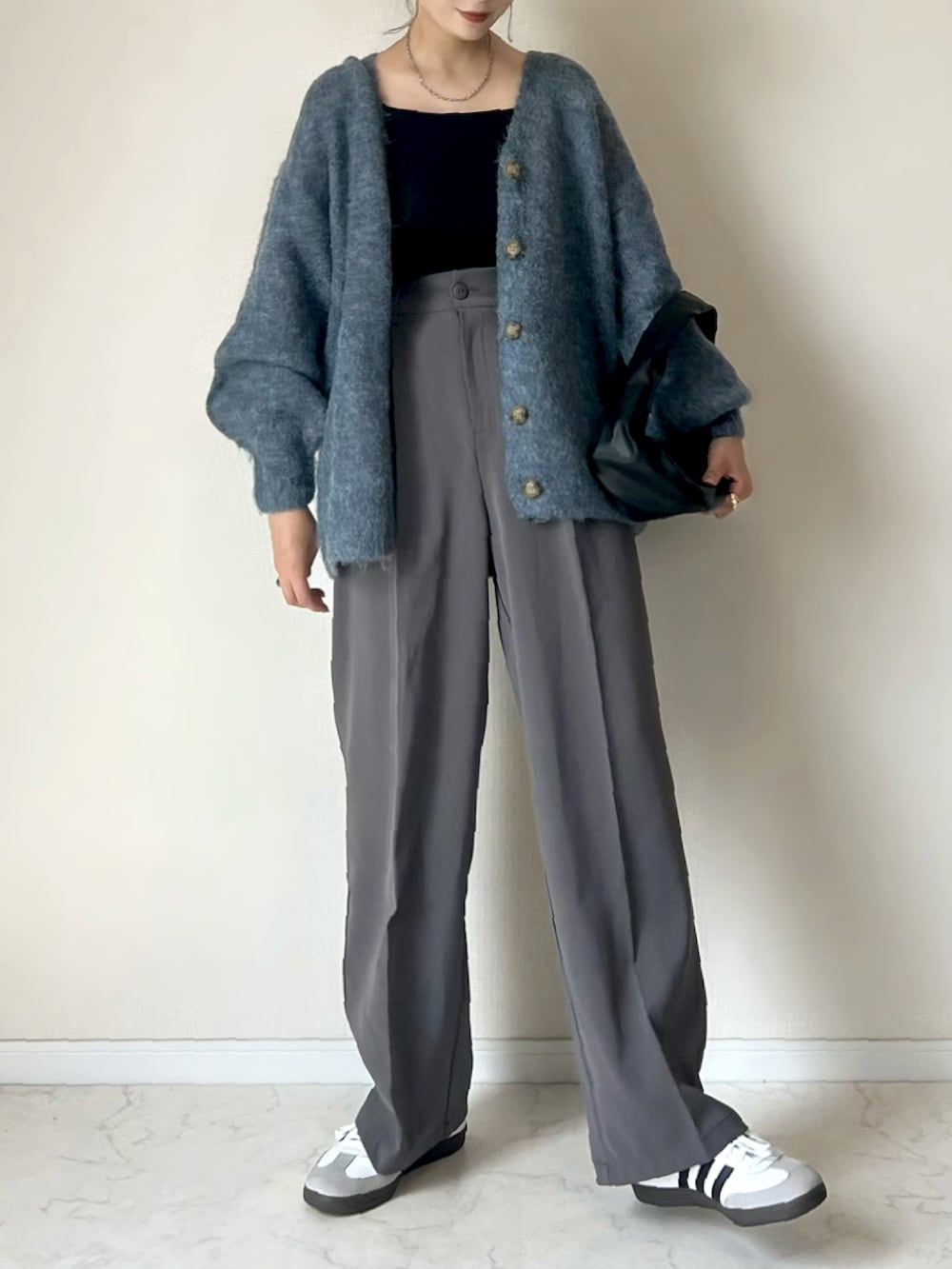 「カーディガン、シャギーニット、グレーパンツ、adidas samba、samba、お出かけコーデ、休日スタイル、秋服まるっと大公開、秋コーデ、シンプルコーデ、ニット、スニーカー」｜「Re:EDITの[お気に入り登録数1万突破][辻元舞さん着用][低身長/高身長/大きいサイズ有]ダブルタックカラーワイドパンツ（スラックス、グレー系）」を使った、haru さん（レディース・162cm）の秋コーディネートの2枚目の写真