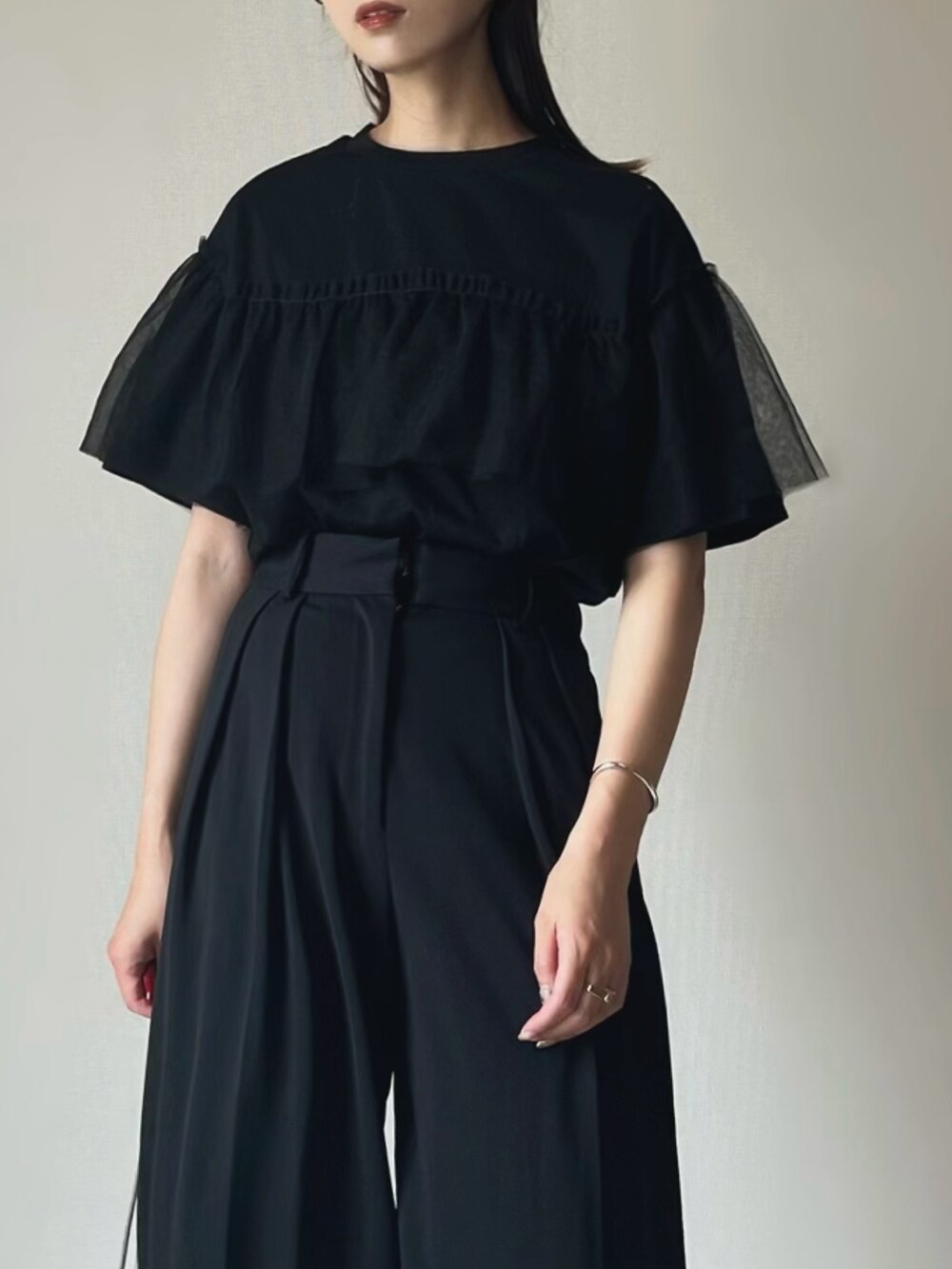 ブラック系のTシャツ/カットソー、ブラック系のサンダルを着用したレディースの夏コーディネートの4枚目の写真