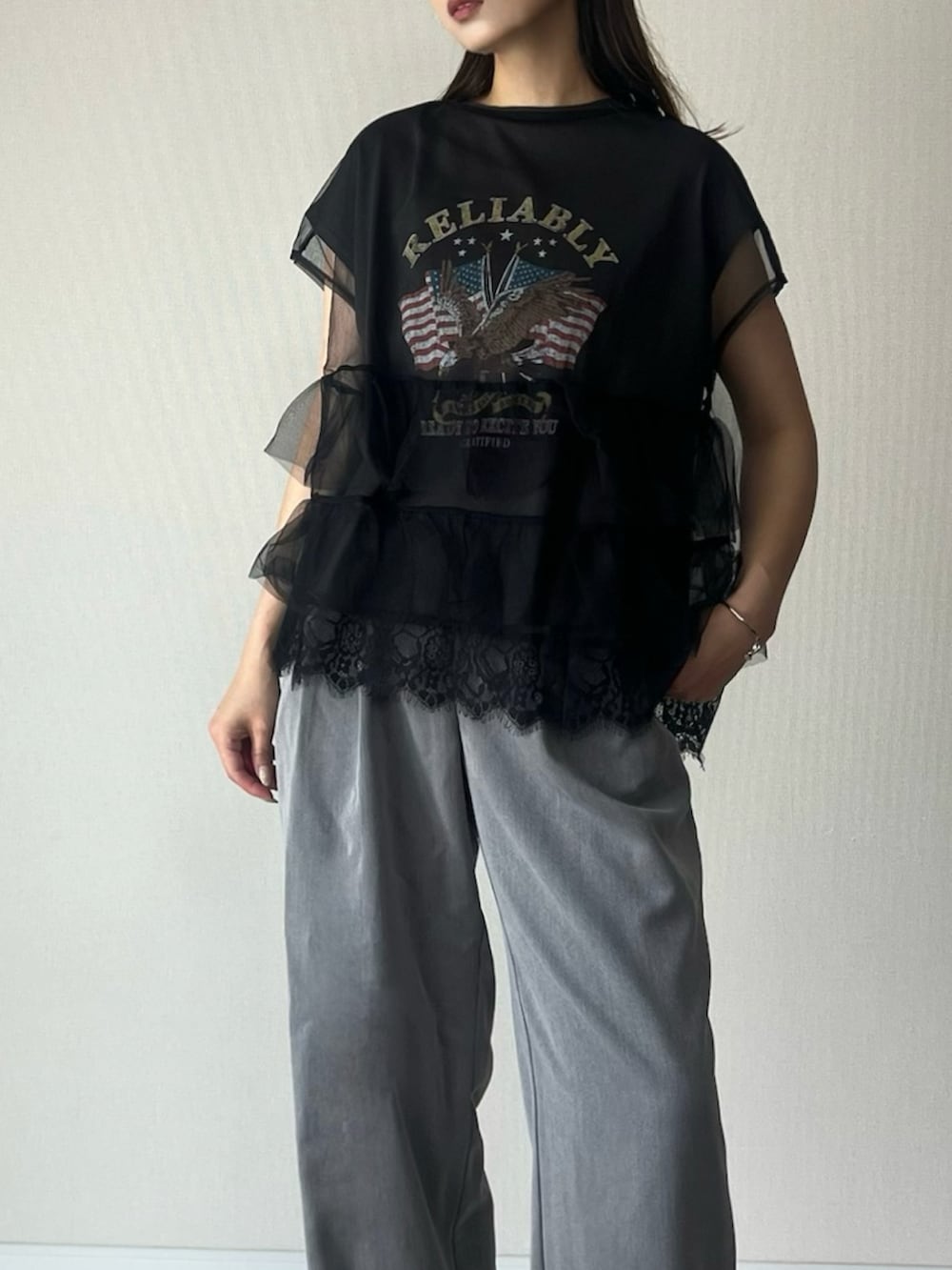 「夏ルックで気分アップ、Tシャツ、レイヤードスタイル、チュール、カジュアルスタイル、休日スタイル、お出かけコーデ、大人カジュアルコーデ、夏コーデ、ロックT、夏だ！Tシャツ着よう！」｜「Javaの《Javaジャバコラボ》チュールレイヤード＆グラフィックプリントTシャツ2点セットが嬉しい♪マルチウェイバックティアード レースチュール＆ロックT（Tシャツ/カットソー、その他）」を使った、haru さん（レディース・162cm）の夏コーディネートの2枚目の写真