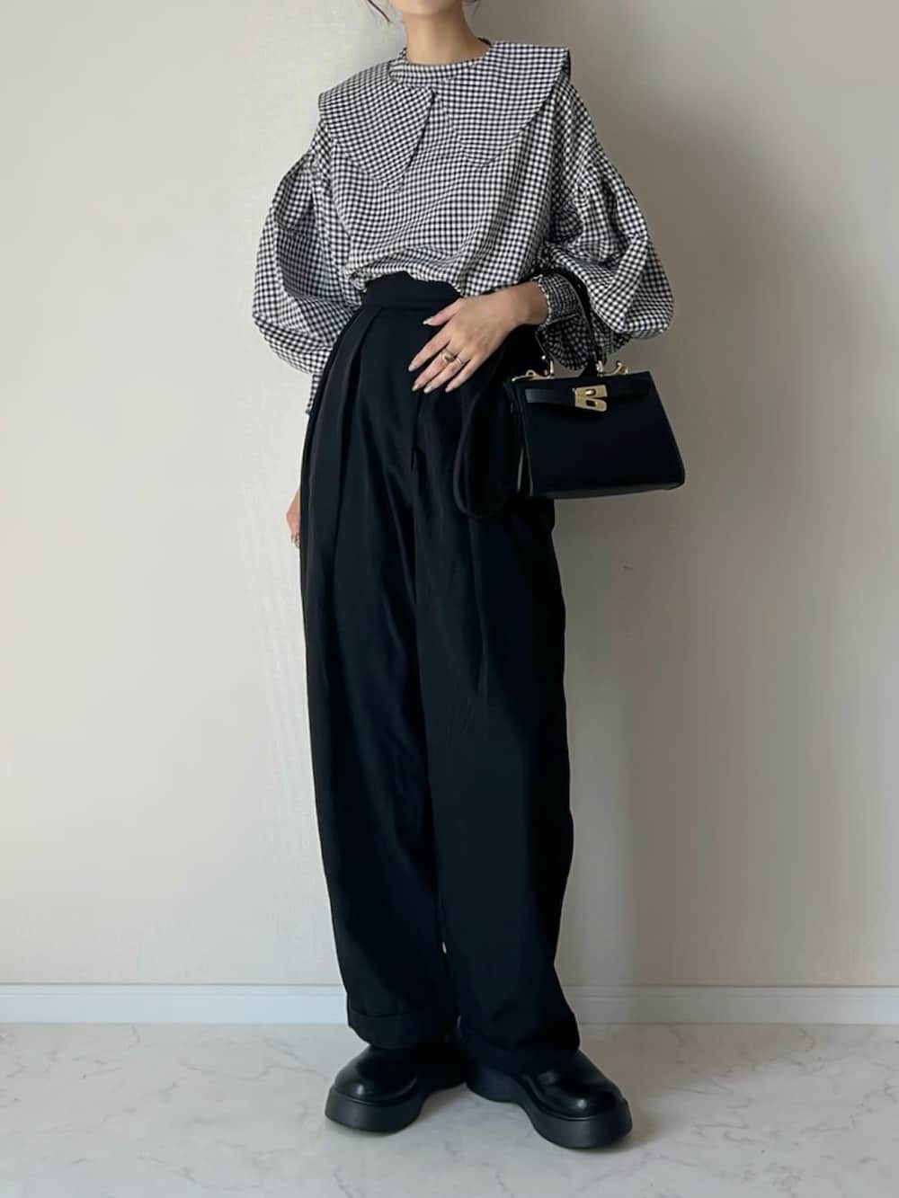 ブラック系のスリッポン、その他のシャツ/ブラウス、ブラック系のショルダーバッグを着用したレディースの春コーディネートの2枚目の写真