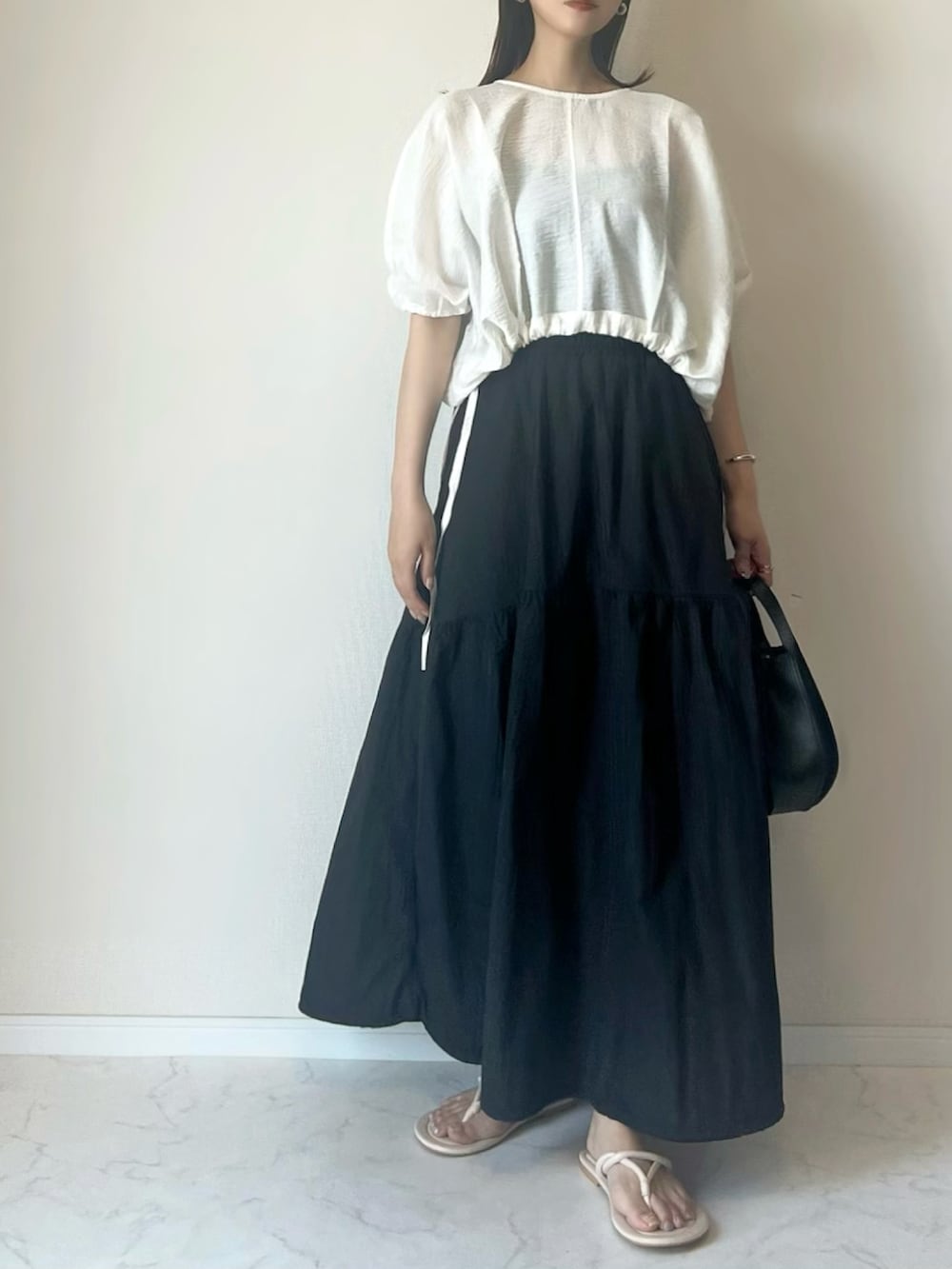 「ロングスカート、スカート、フレアスカート、ティアードスカート、きれいめカジュアル、夏コーデ、シアートップス、サンダル」｜「TRENDLEのアイテム（スカート、ブラック系）」を使った、haru さん（レディース・162cm）の夏コーディネートの2枚目の写真