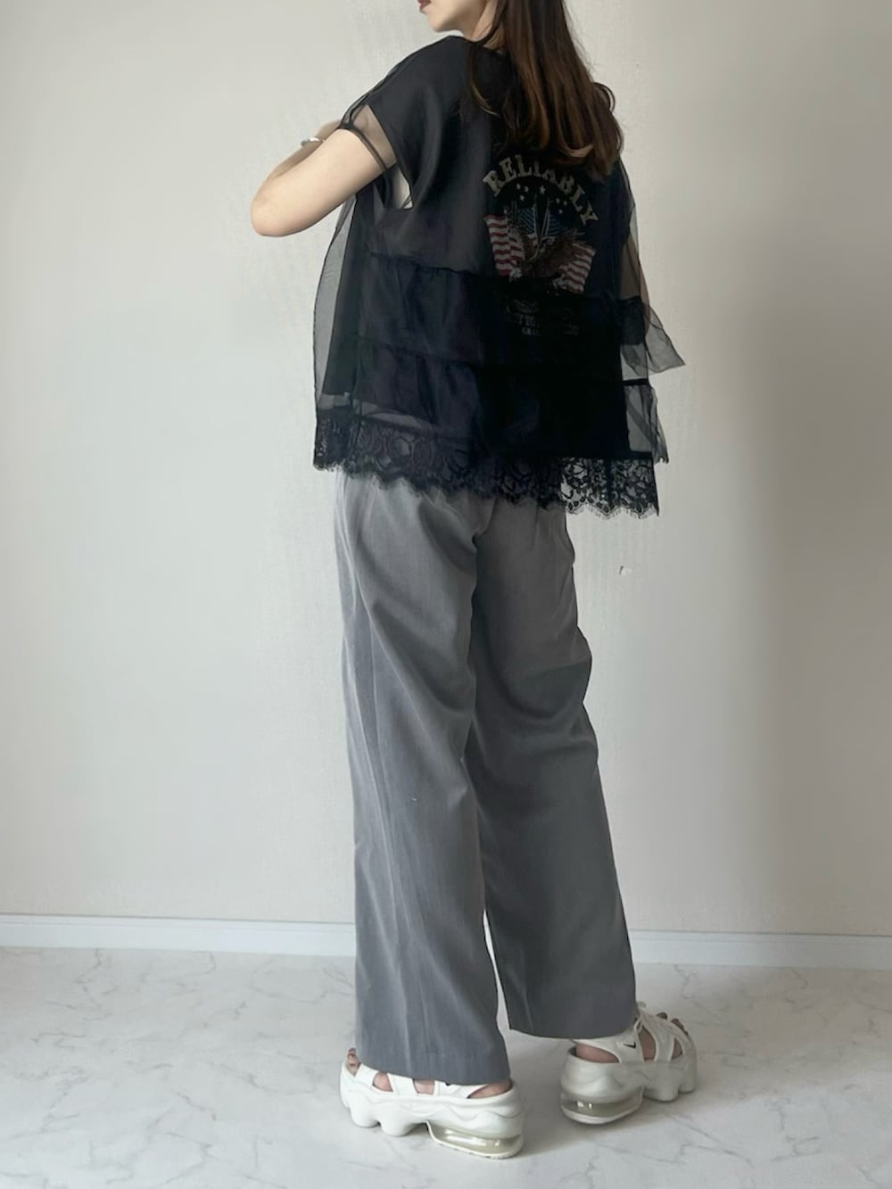 「夏ルックで気分アップ、Tシャツ、レイヤードスタイル、チュール、カジュアルスタイル、休日スタイル、お出かけコーデ、大人カジュアルコーデ、夏コーデ、ロックT、夏だ！Tシャツ着よう！」｜「Javaの《Javaジャバコラボ》チュールレイヤード＆グラフィックプリントTシャツ2点セットが嬉しい♪マルチウェイバックティアード レースチュール＆ロックT（Tシャツ/カットソー、その他）」を使った、haru さん（レディース・162cm）の夏コーディネートの3枚目の写真