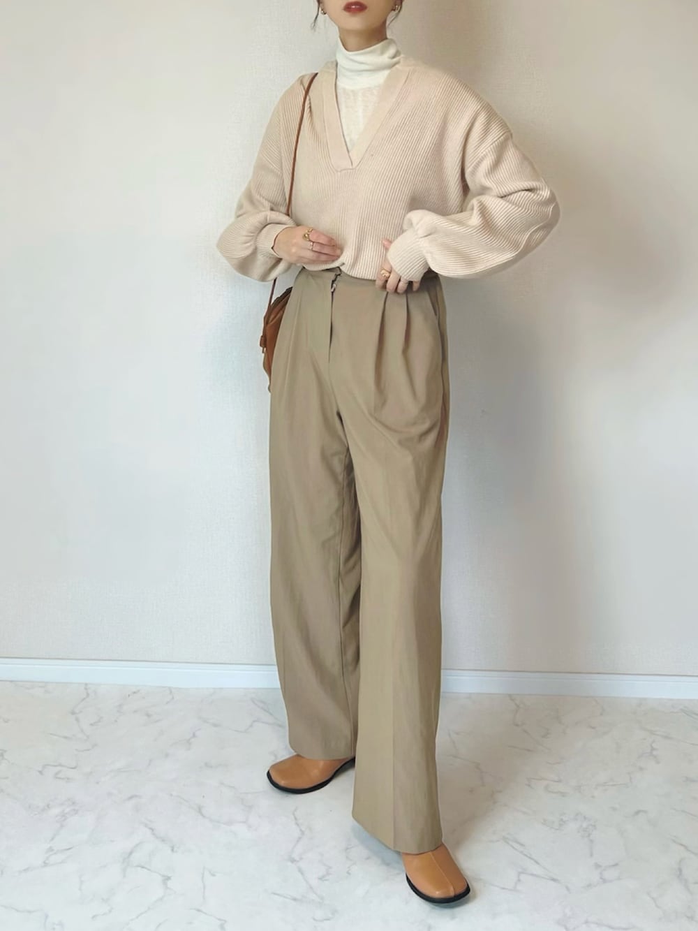 ホワイト系のニット/セーター、イエロー系のショルダーバッグ、ブラウン系のブーツを着用したレディースの秋コーディネートの2枚目の写真