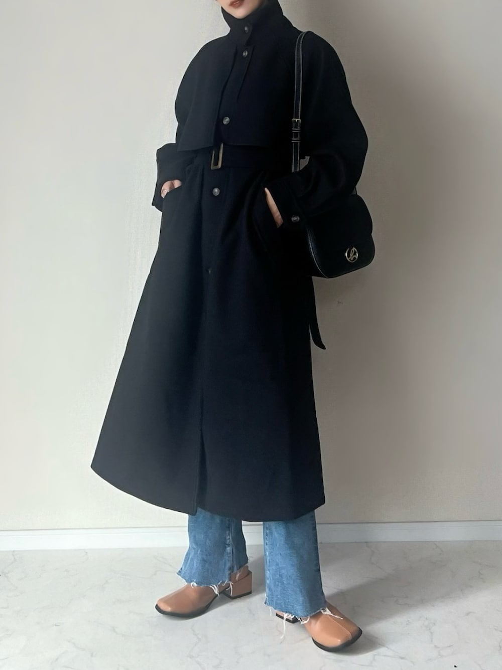 「真冬のあったかスタイル、ロングコート、スタンドカラー、デニムパンツ、ブーツ、きれいめカジュアル、冬アウター、デニム」｜「classicalelfのロング丈が気分♪2wayニットモッサスタンドカラーロングコート（ステンカラーコート、ブラック系）」を使った、haru さん（レディース・162cm）の冬コーディネートの2枚目の写真