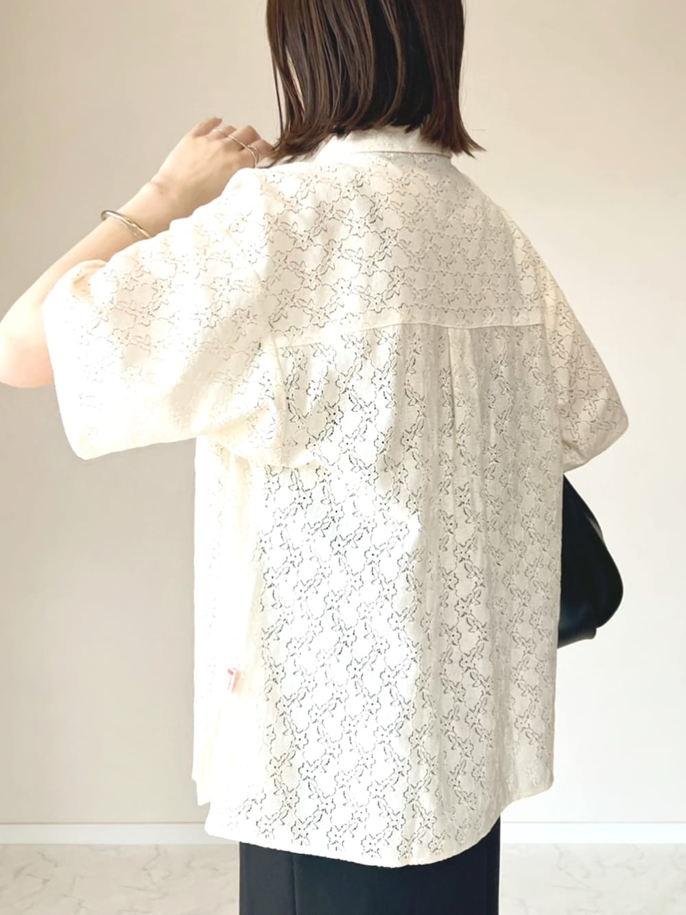 ベージュ系のシャツ/ブラウス、ブラック系のショルダーバッグ、ブラック系のワンピースを着用したレディースの春コーディネートの3枚目の写真