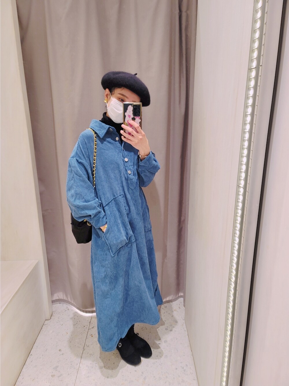 ブラック系のショルダーバッグ、ブルー系のシャツワンピース、ブラック系のバレエシューズを着用したレディースの冬コーディネートの2枚目の写真