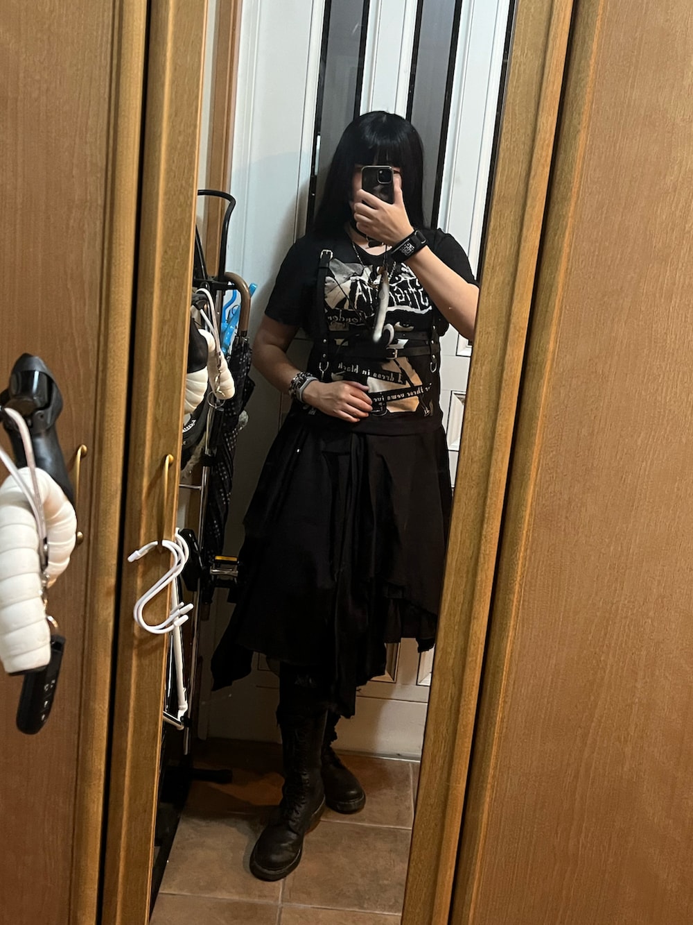ブラック系のシャツ/ブラウス、ブラック系のスカート、ブラック系のベルトを着用したレディースの夏コーディネートの2枚目の写真