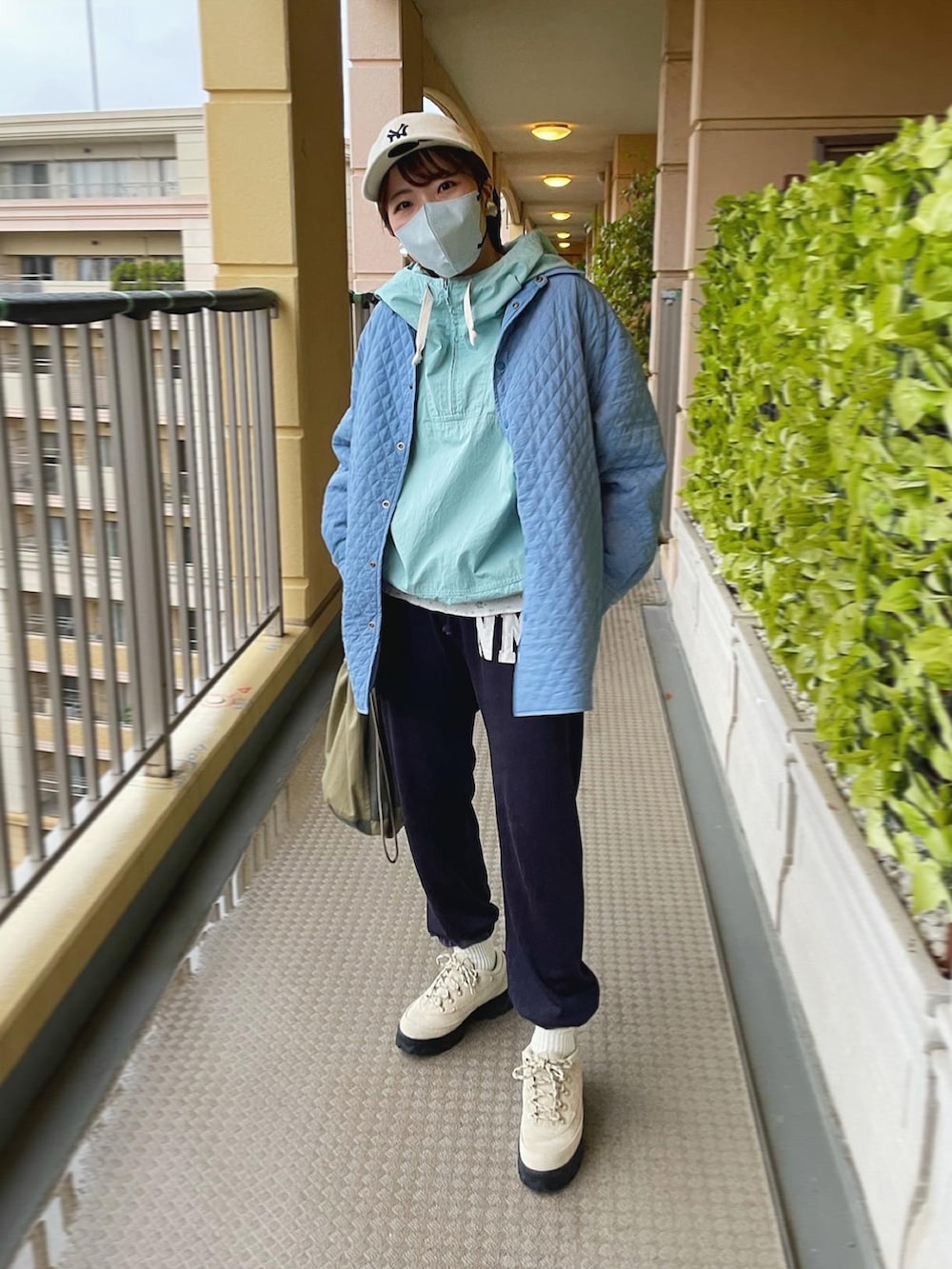 「秋ルック紹介するよ、秋のコーデ、ワントーンコーデ、グラデーションコーデ、みずいろ、BEAMS BOY、シャツブルゾン、アノラックパーカー、イージーパンツ、ラハール、Lahar low、NEWERA、メルトンキャップ、冬コーデ、寒い日のコーデ」｜「BEAMS BOYのBEAMS BOY /ナイロン シャツ ブルゾン 22FW（ブルゾン、ブルー系）」を使った、Yucarinさん（レディース・158cm）の秋コーディネートの3枚目の写真