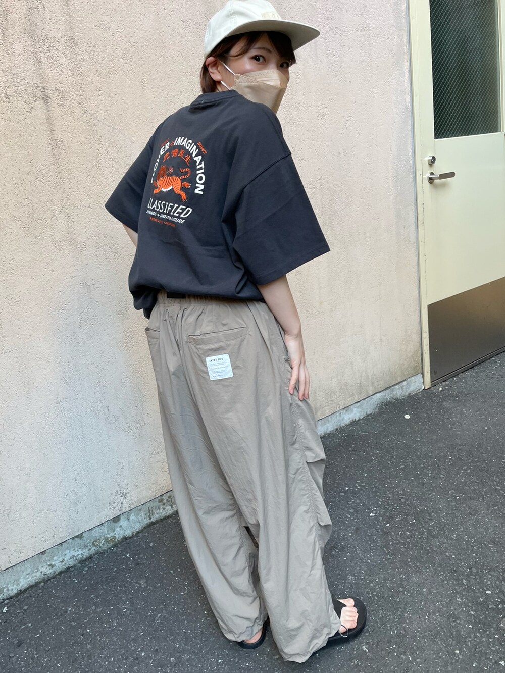 「メンズライク、メンズライクコーデ、FREAK’Ｓ STORE、AKTR、oofos、サンダル、balloon pants」｜「OOFOSのOOFOS/ウーフォス　OOriginal（サンダル、ブラック系）」を使った、Yucarinさん（レディース・158cm）の夏コーディネートの3枚目の写真