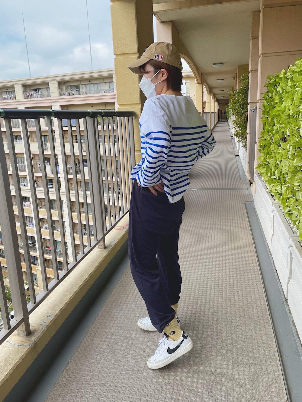 「秋コーデ、ラクチンコーデ、orcival、バスクシャツ、BEAMS BOY、beamsboy、美シルエットパンツ、イージーパンツ、秋ルック紹介するよ」｜「BEAMS BOYのBEAMS BOY / ロゴ イージーパンツ（その他パンツ、ブルー系）」を使った、Yucarinさん（レディース・158cm）の秋コーディネートの2枚目の写真