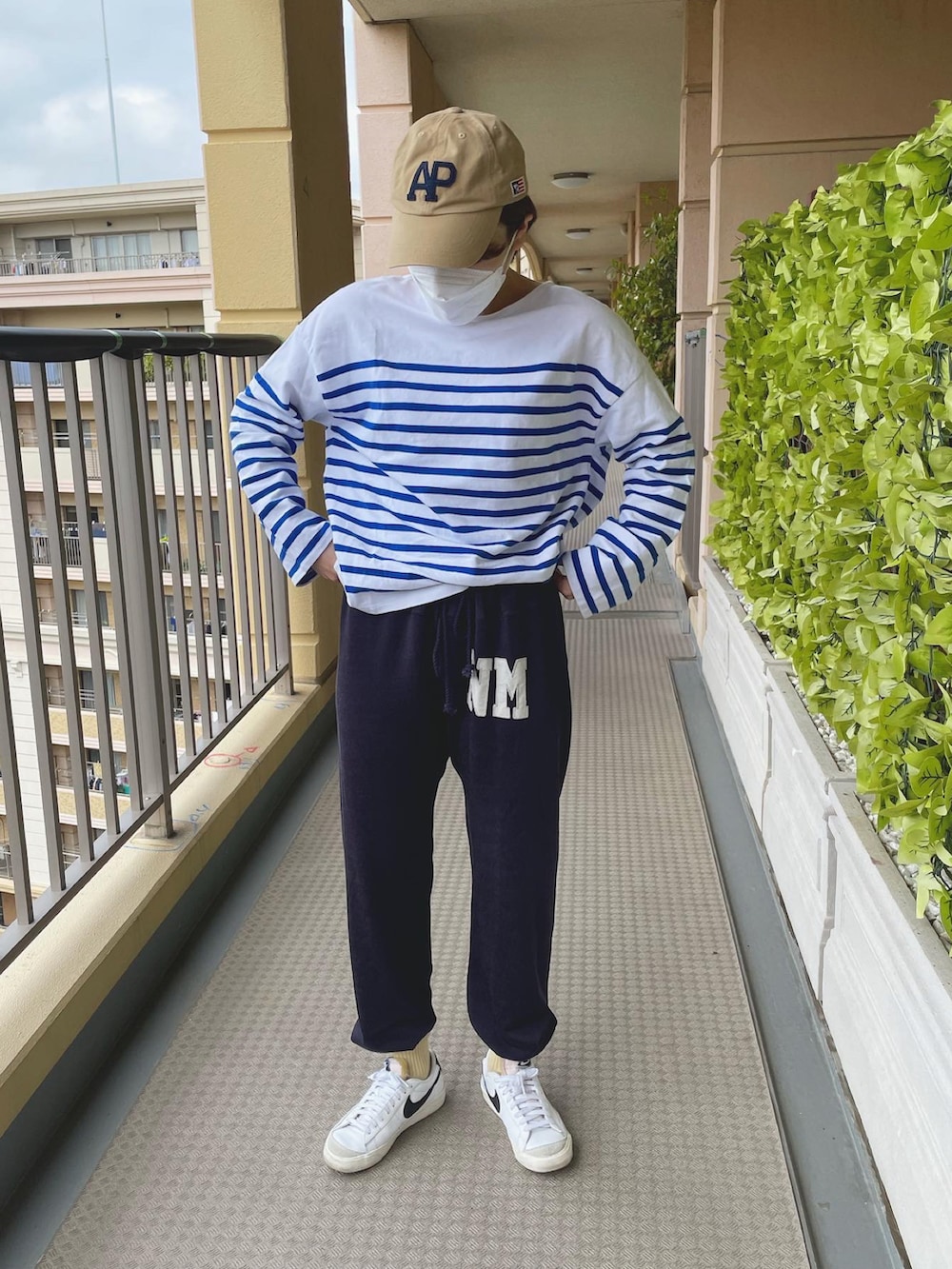 「秋コーデ、ラクチンコーデ、orcival、バスクシャツ、BEAMS BOY、beamsboy、美シルエットパンツ、イージーパンツ、秋ルック紹介するよ」｜「BEAMS BOYのBEAMS BOY / ロゴ イージーパンツ（その他パンツ、ブルー系）」を使った、Yucarinさん（レディース・158cm）の秋コーディネートの3枚目の写真