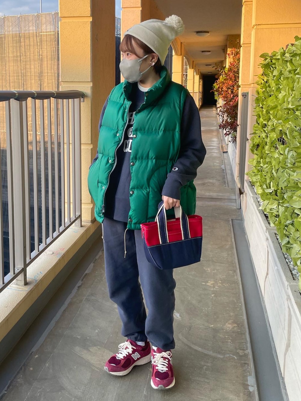 「冬のコーデ、リバースウィーブ、Champion、BEAMS BOY、セットアップ、スウェットコーデ、2002R」｜「BEAMS BOYのChampion × BEAMS BOY / 別注 ロゴ リバースウィーブ スウェットパンツ（スウェットパンツ、ブルー系）」を使った、Yucarinさん（レディース・158cm）の冬コーディネートの2枚目の写真