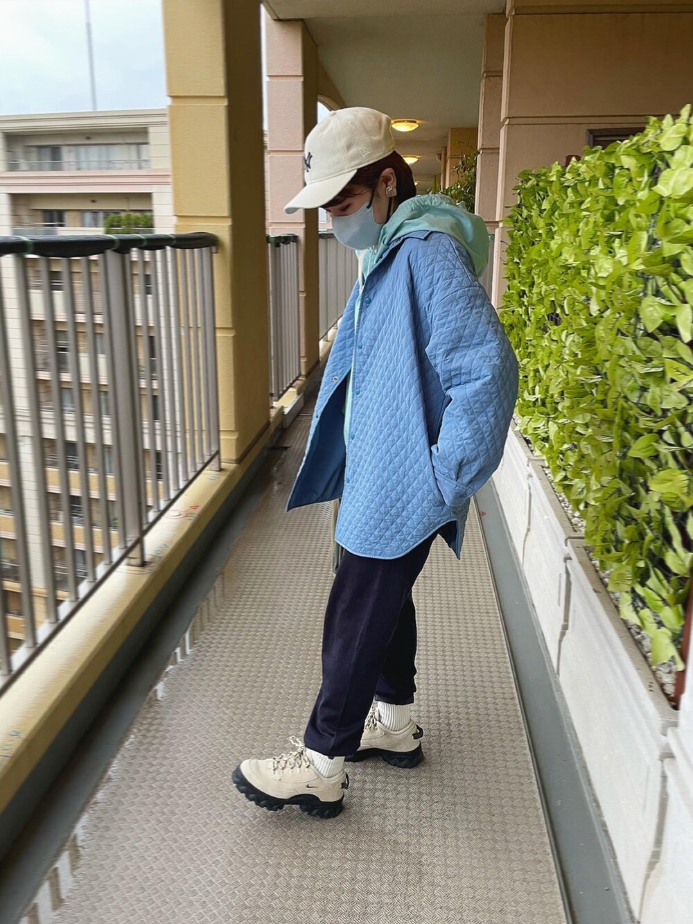 「秋ルック紹介するよ、秋のコーデ、ワントーンコーデ、グラデーションコーデ、みずいろ、BEAMS BOY、シャツブルゾン、アノラックパーカー、イージーパンツ、ラハール、Lahar low、NEWERA、メルトンキャップ、冬コーデ、寒い日のコーデ」｜「BEAMS BOYのBEAMS BOY /ナイロン シャツ ブルゾン 22FW（ブルゾン、ブルー系）」を使った、Yucarinさん（レディース・158cm）の秋コーディネートの2枚目の写真