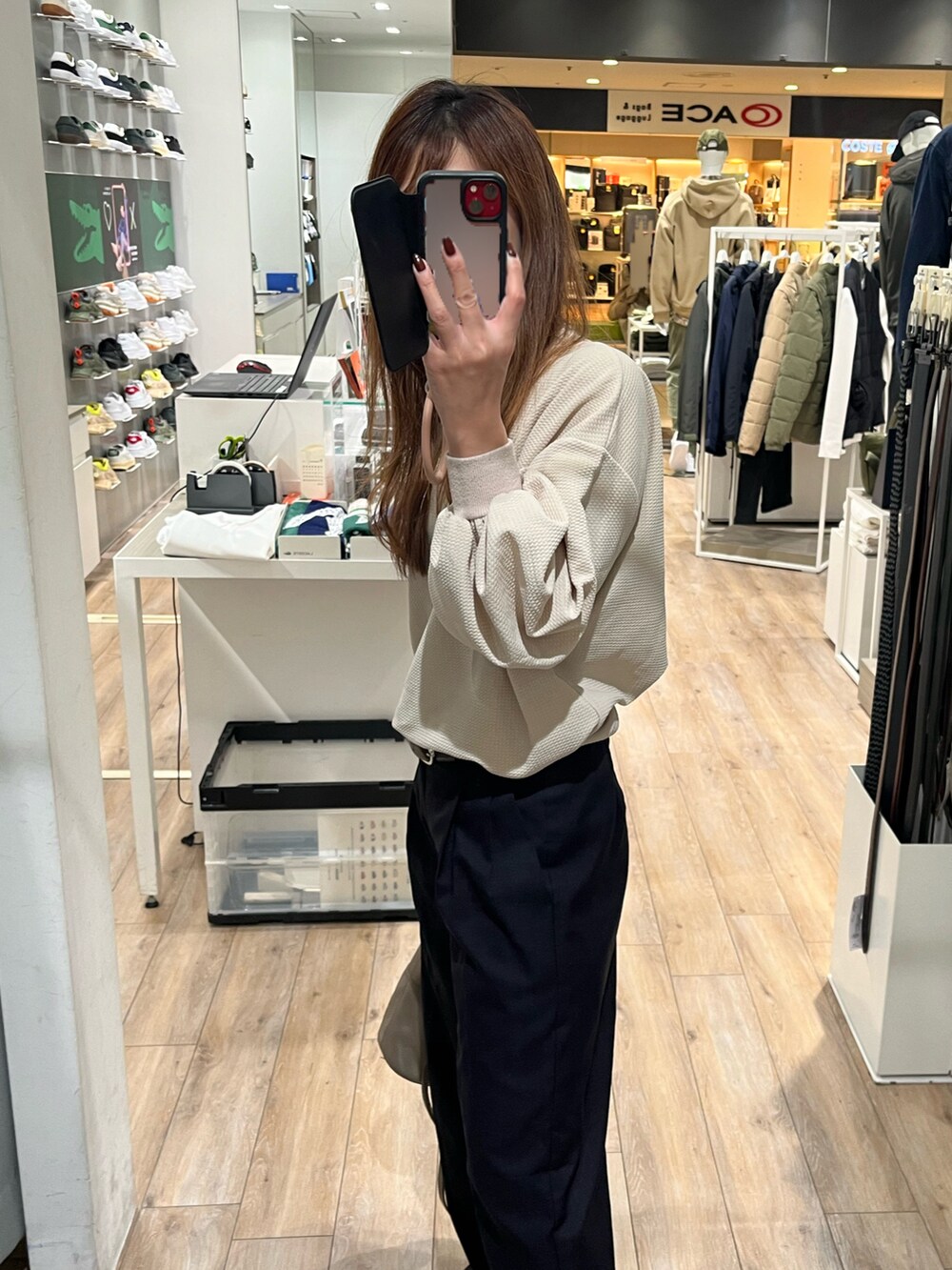 ホワイト系のTシャツ/カットソー、ベージュ系のパンツ、ホワイト系のスニーカーを着用したレディースの秋コーディネートの2枚目の写真