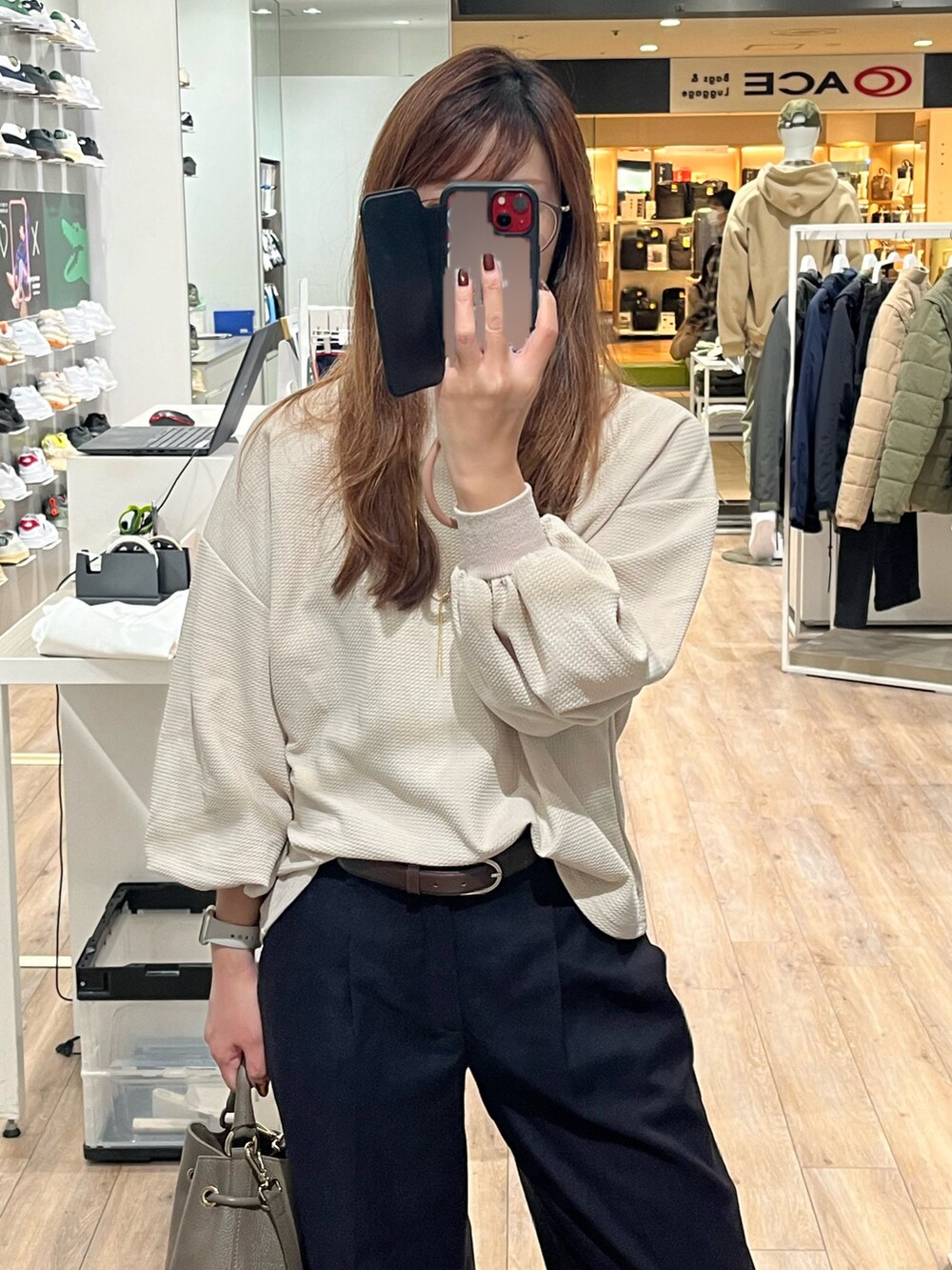 ホワイト系のTシャツ/カットソー、ベージュ系のパンツ、ホワイト系のスニーカーを着用したレディースの秋コーディネートの3枚目の写真