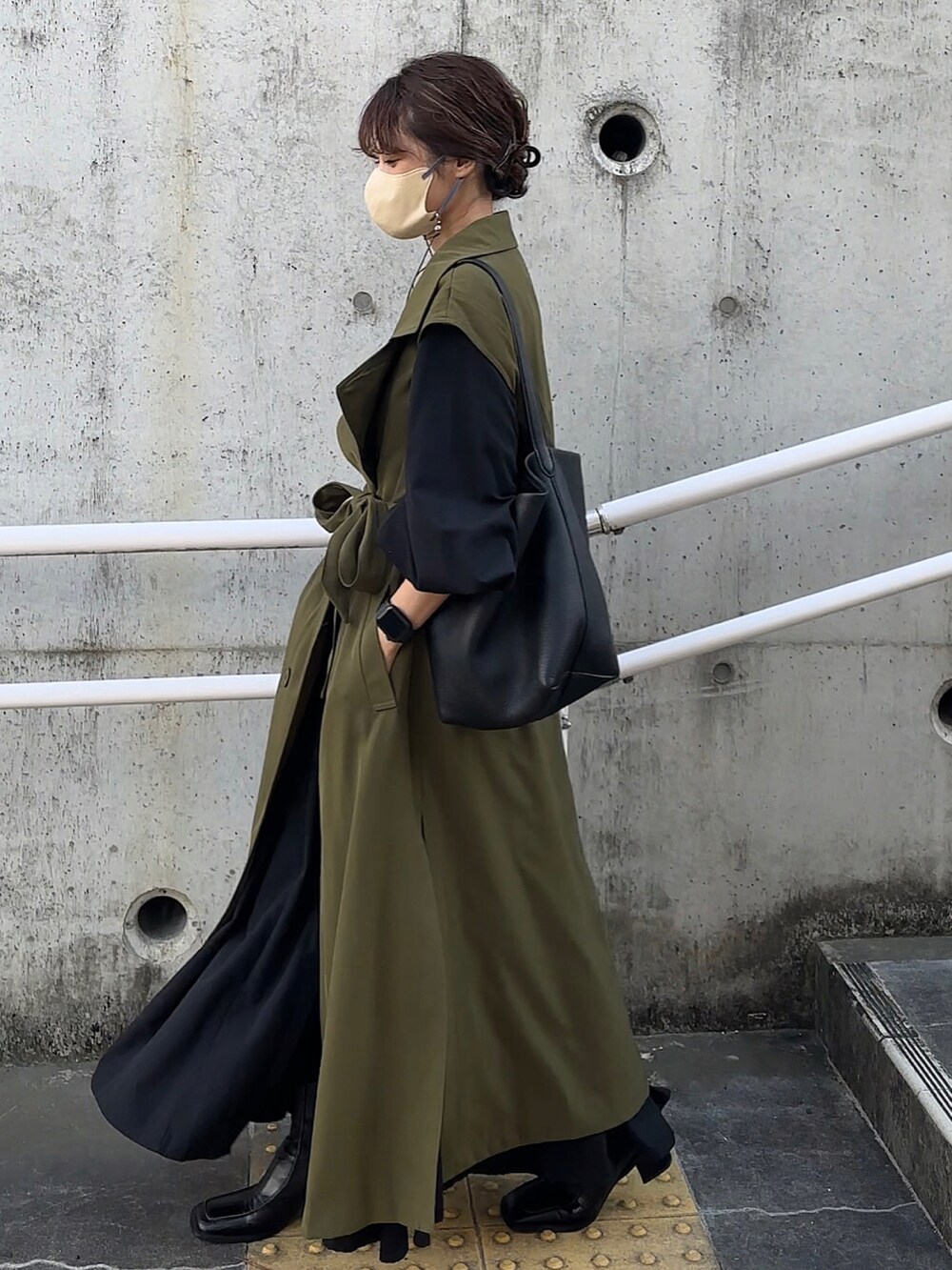 「WEARハロウィン2022、ECRIRE✖︎yun、トレンチコート、153cm、低身長、大人カジュアル、休日コーデ、グリーン」｜「ECRIREの【yun_wearコラボ】2WAYロングトレンチコート（トレンチコート、グリーン系）」を使った、yunさん（レディース・153cm）の秋コーディネートの3枚目の写真