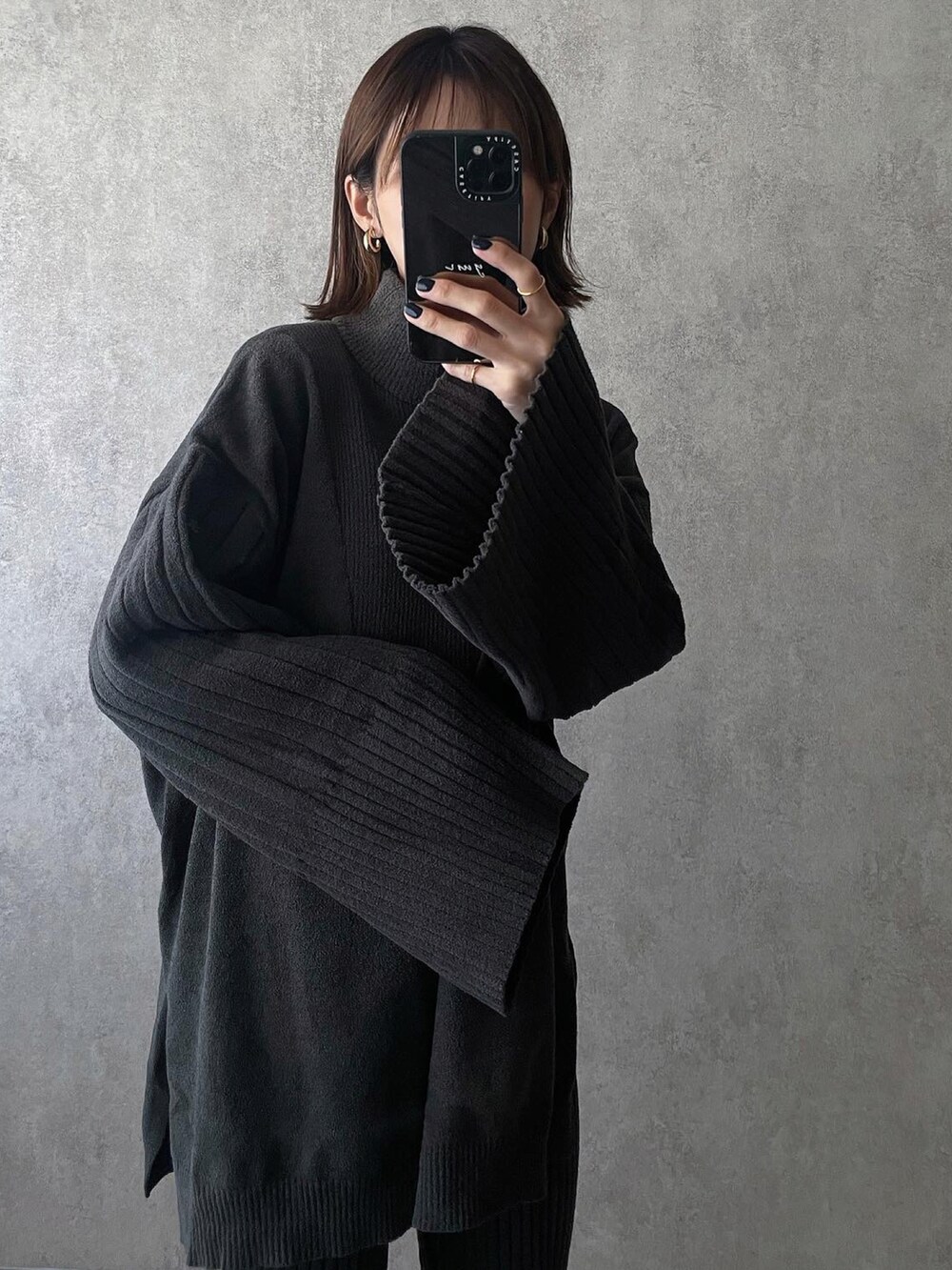 「ラート、ルームウェア、セットアップ、カジュアルコーデ、オトナカジュアル、冬コーデ」｜「nestwellの【別注】LAATO×nestwell　MATTARI WEAR TOPS（Tシャツ/カットソー、グレー系）」を使った、yunさん（レディース・153cm）の冬コーディネートの2枚目の写真