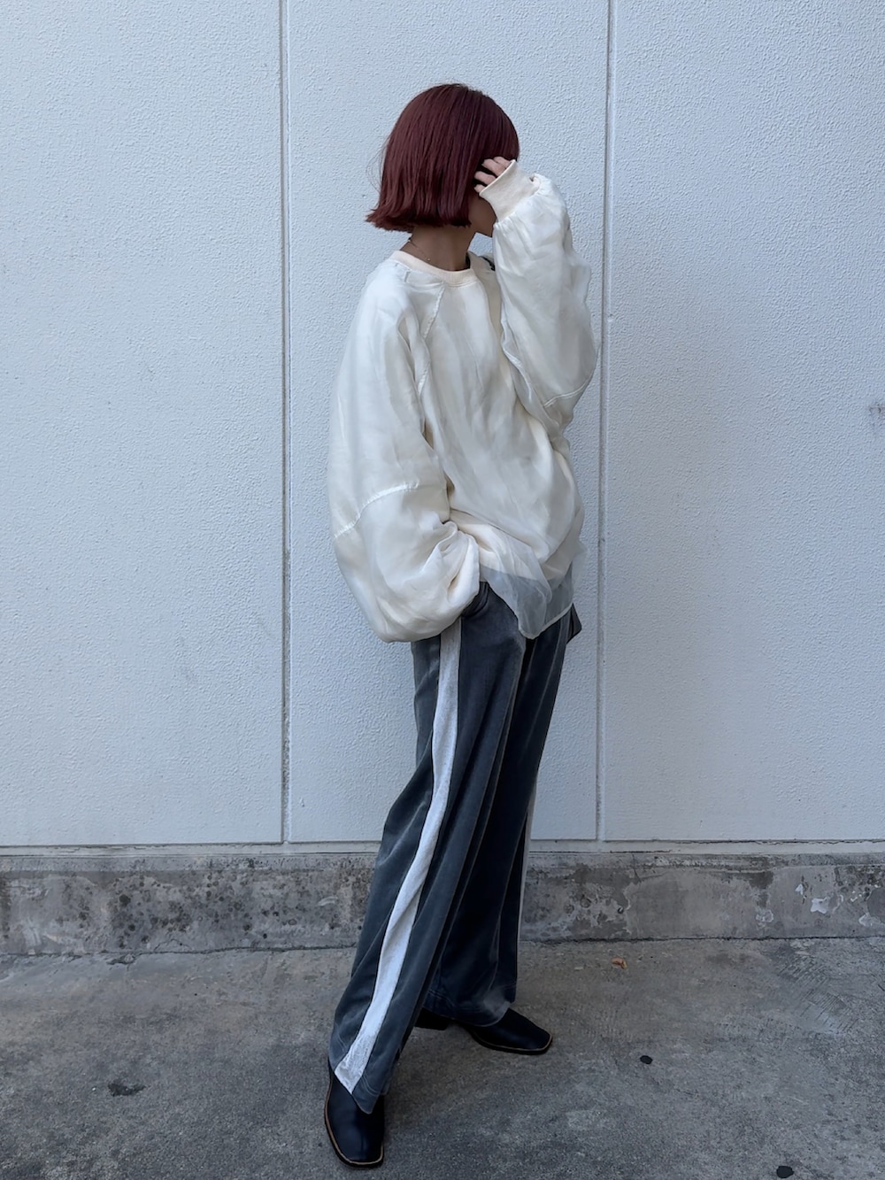 ホワイト系のスウェット、グレー系のその他パンツ、ブラック系のブーツを着用したレディースの冬コーディネートの3枚目の写真