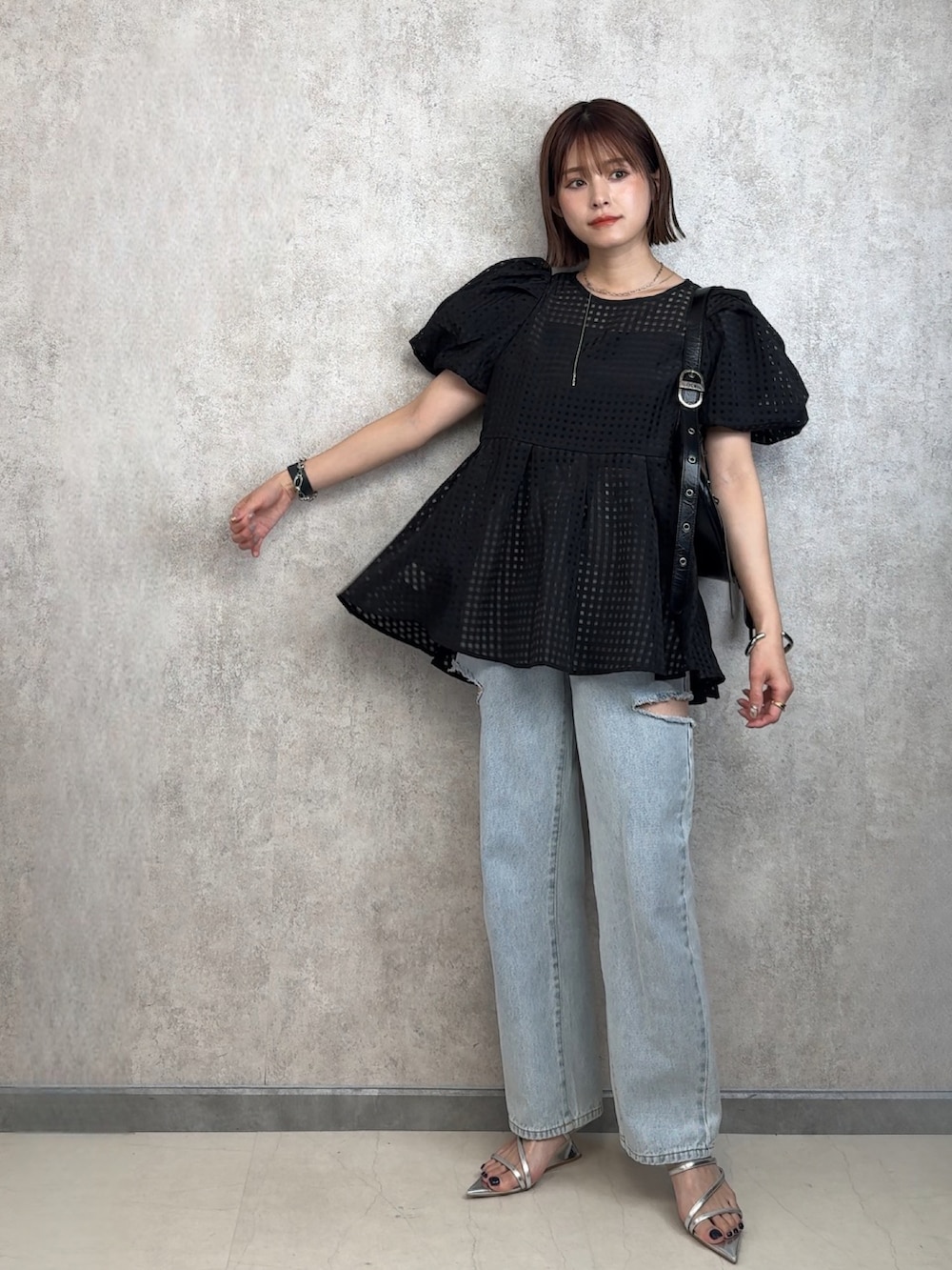 ブルー系のデニムパンツ、ホワイト系のトップスを着用したレディースの夏コーディネートの2枚目の写真