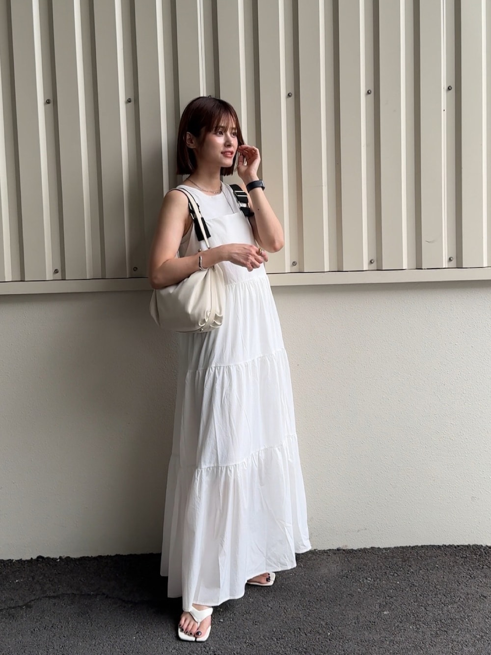 ホワイト系のスカート、ホワイト系のサンダルを着用したレディースの夏コーディネートの2枚目の写真