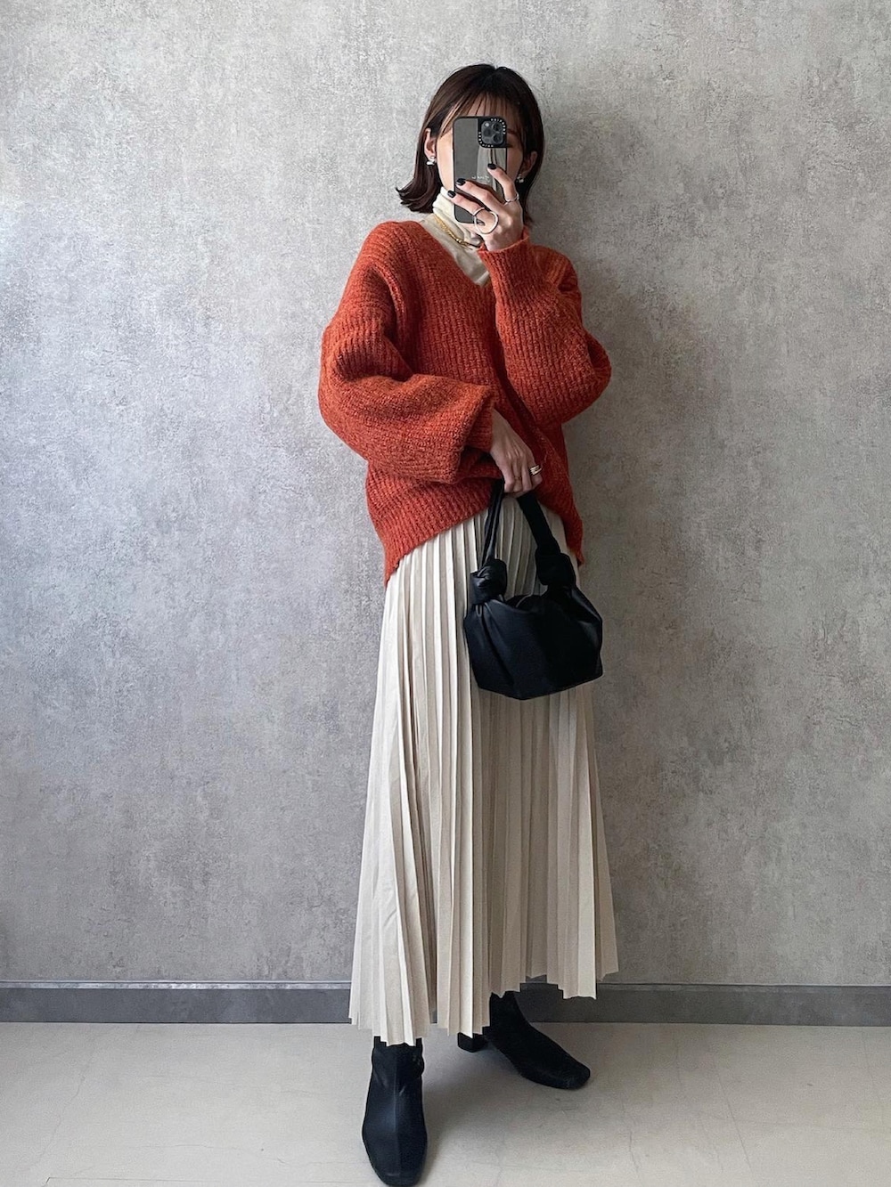 「クリスマスに着たい服、ブイネックニット、アーバンリサーチドアーズ、yunくろ、yunclo、yunco_de、BOTTEGA VENETA、GRL、プリーツスカート、低身長、153cm」｜「GRLのストレッチスクエアトゥショートブーツ（ブーツ、ベージュ系）」を使った、yunさん（レディース・153cm）の冬コーディネートの3枚目の写真