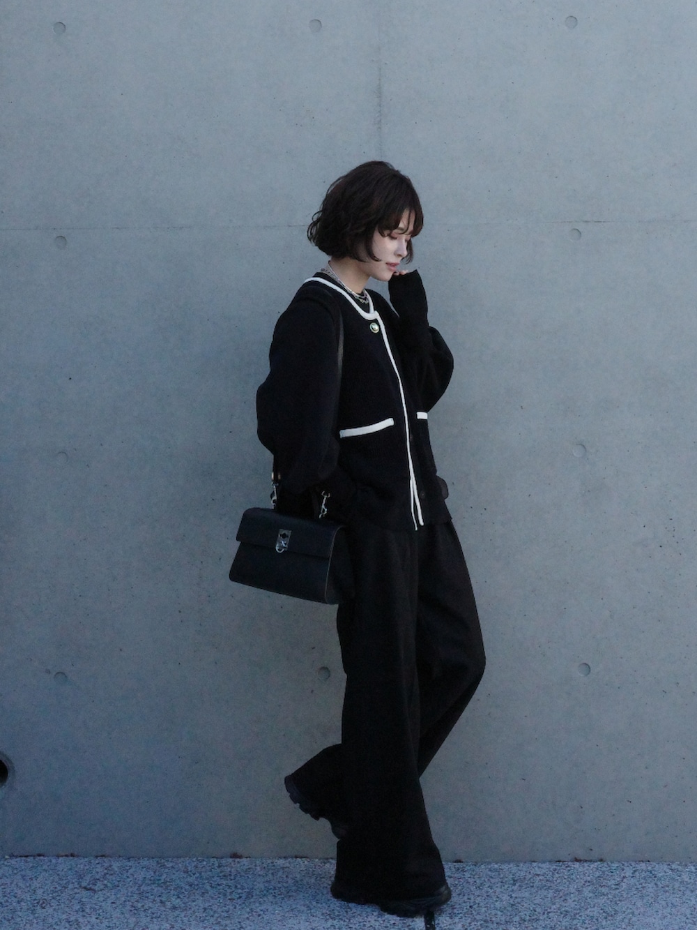 ブラック系のベストを着用したレディースの冬コーディネートの3枚目の写真