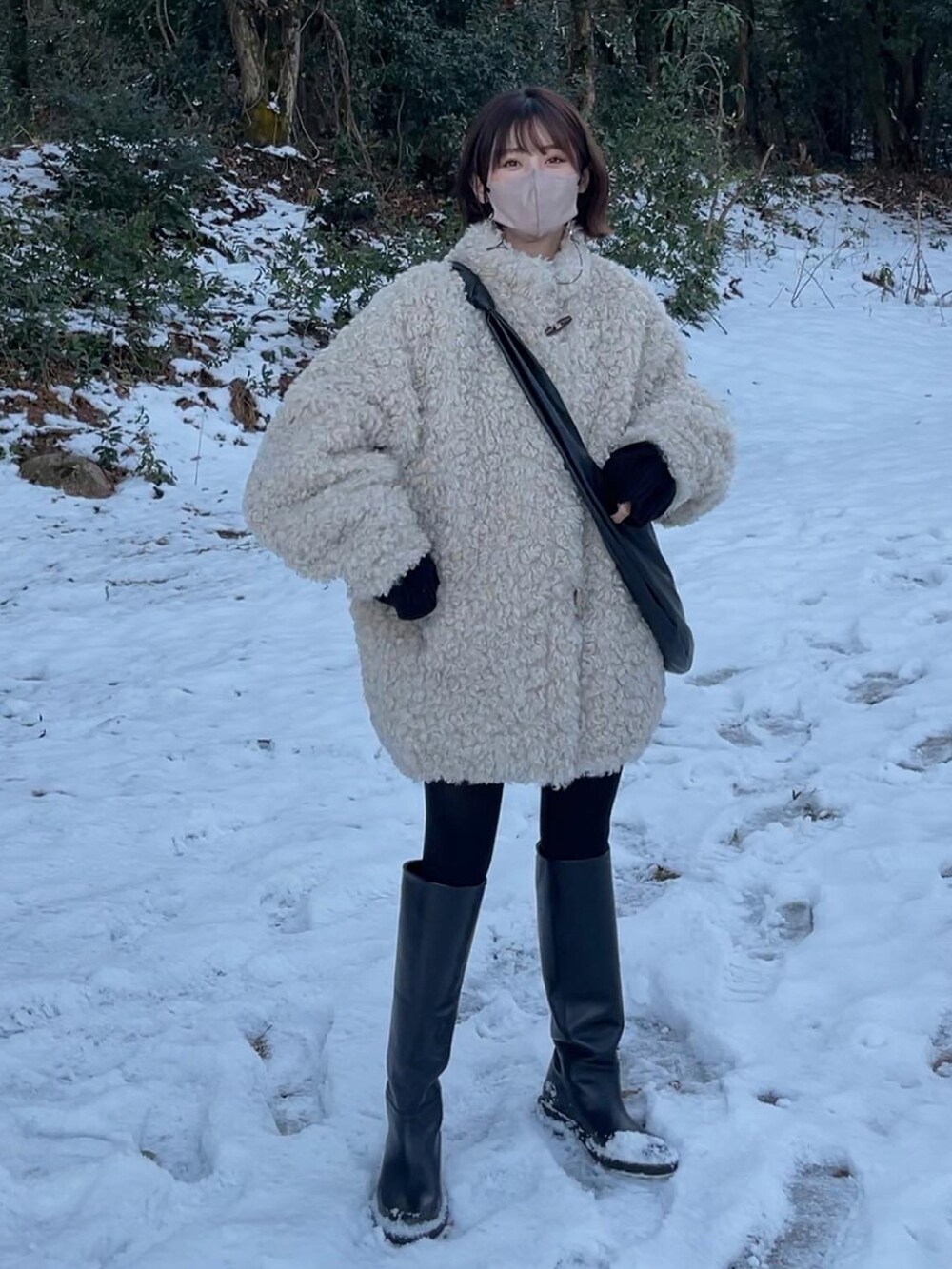 「シンプルコーデ、オトナカジュアル、CLANE、ZARA、秋冬コーデ」｜「CLANEのCURL FUR SHORT COAT（その他アウター、ホワイト系）」を使った、yunさん（レディース・153cm）の冬コーディネートの2枚目の写真