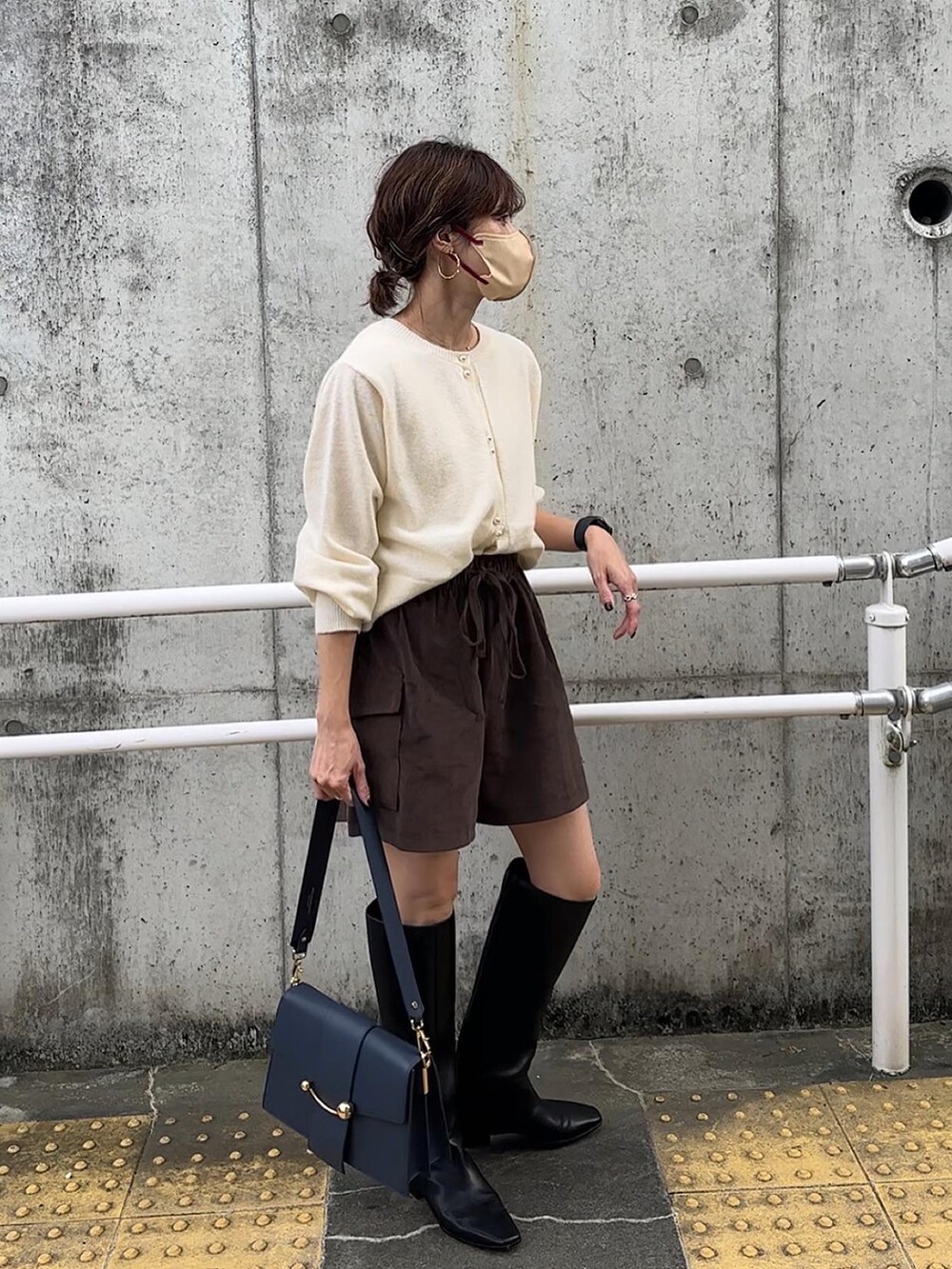「WEARハロウィン2022、ダブルパールボタン、シンプルスタイル、オトナカワイイ、yunco_de、キレイめ」｜「EASEBLUEのWパールボタンカーディガン（ニット/セーター、ホワイト系）」を使った、yunさん（レディース・153cm）の秋コーディネートの3枚目の写真