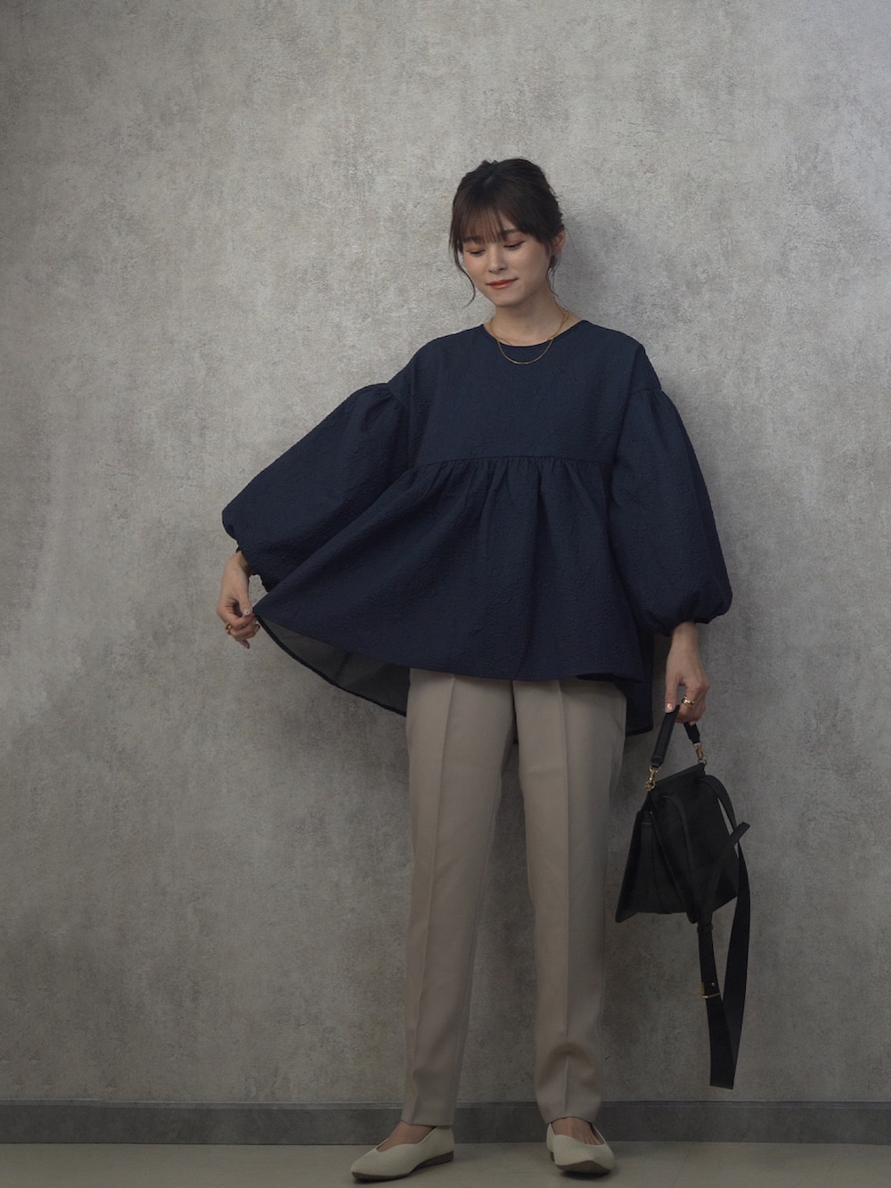 ブルー系のTシャツ/カットソー、ベージュ系のその他パンツを着用したレディースの春コーディネートの2枚目の写真