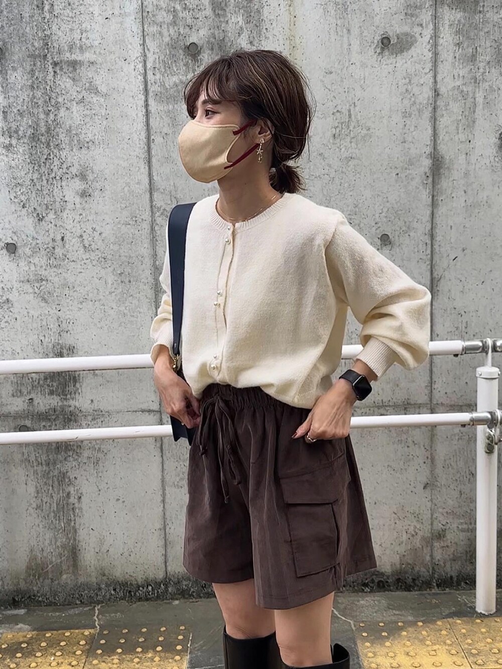 「WEARハロウィン2022、ダブルパールボタン、シンプルスタイル、オトナカワイイ、yunco_de、キレイめ」｜「EASEBLUEのWパールボタンカーディガン（ニット/セーター、ホワイト系）」を使った、yunさん（レディース・153cm）の秋コーディネートの2枚目の写真