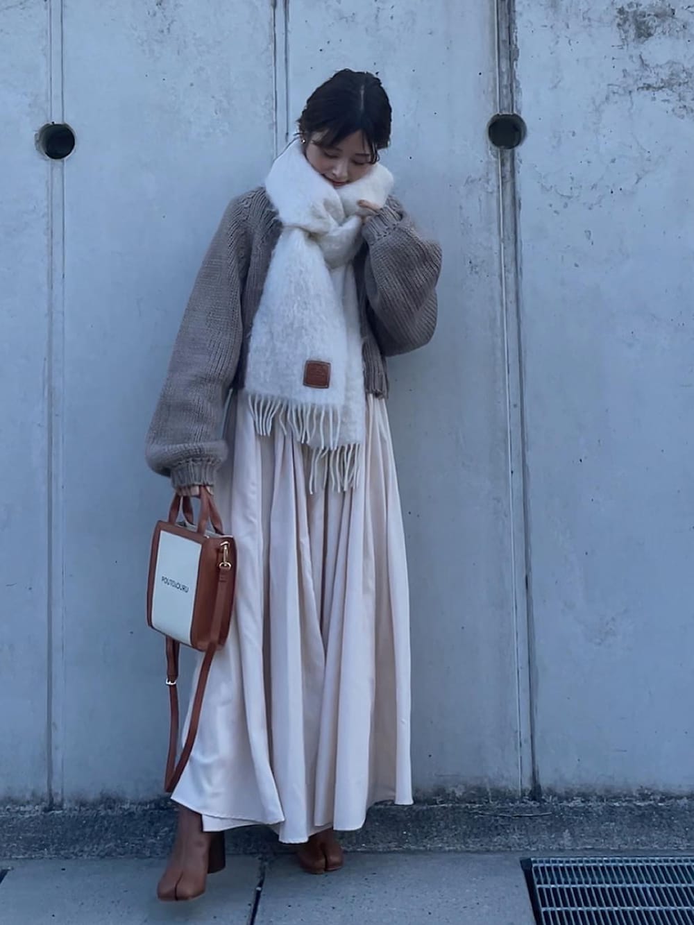 「シンプルコーデ、LOEWE、ECRIRE✖︎yun、秋のコーデ、オトナカジュアル」｜「POUTOJOURUの【ポートジュール】　スクエアミニトートバッグ　２WAYショルダー（トートバッグ、イエロー系）」を使った、yunさん（レディース・153cm）の秋コーディネートの2枚目の写真